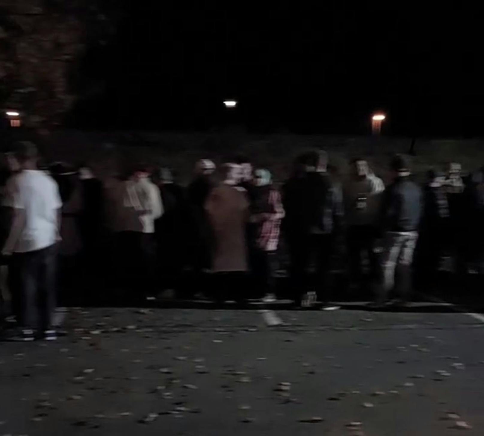 Die Besucher warteten vor der Halle auf die Rettung.