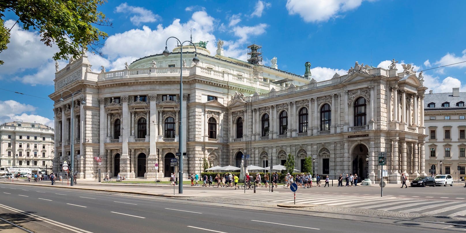 Beim Burgtheater werden ab 2. November Corona-Impfungen angeboten.