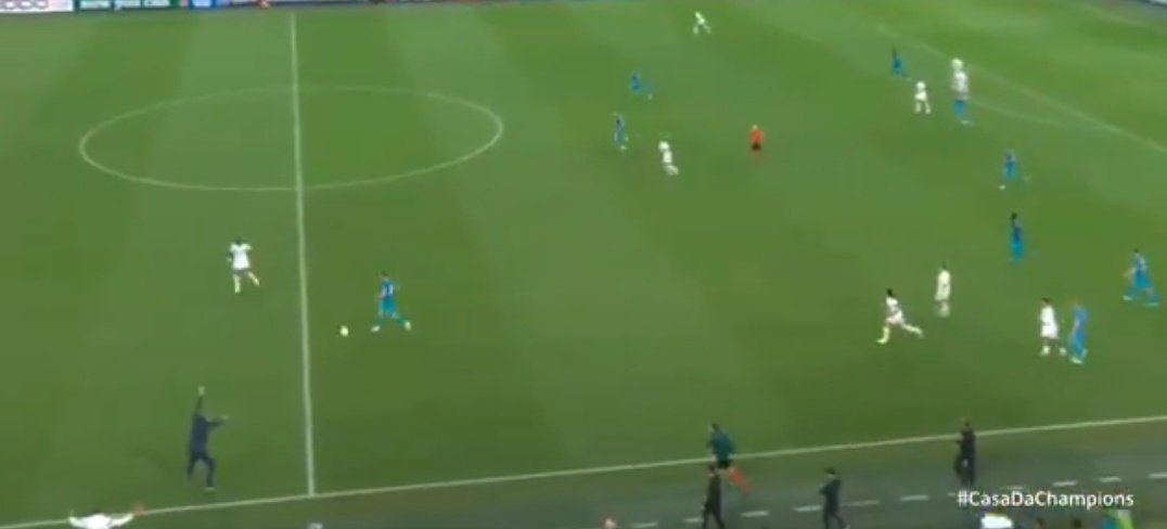 Igor Tudor gibt Anweisungen auf dem Feld. 