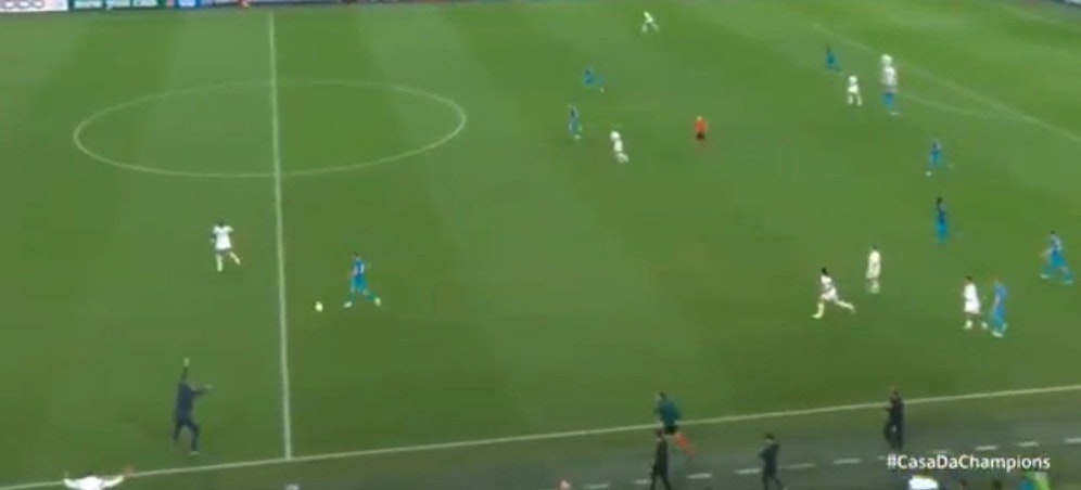 Igor Tudor gibt Anweisungen auf dem Feld. 