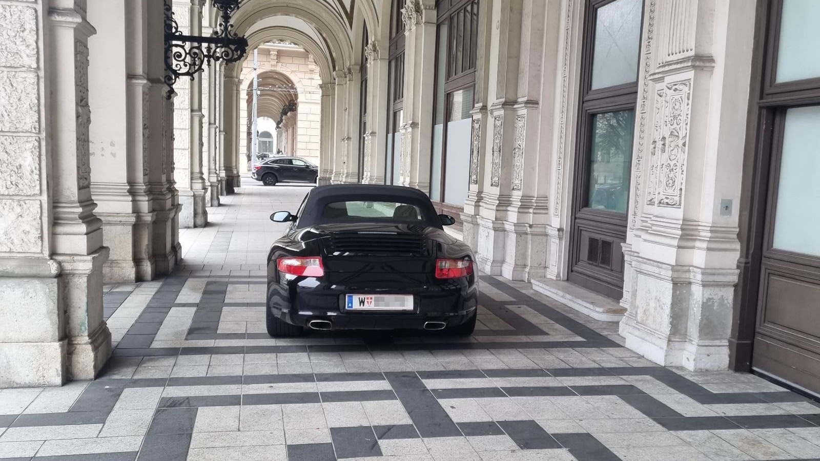 Der Sportwagen sorgte in der Wiener City für Aufsehen.