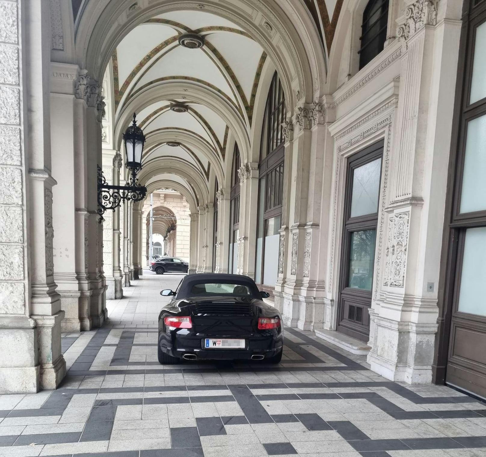Wiener parkt mit Porsche-Cabrio dreist auf Gehsteig