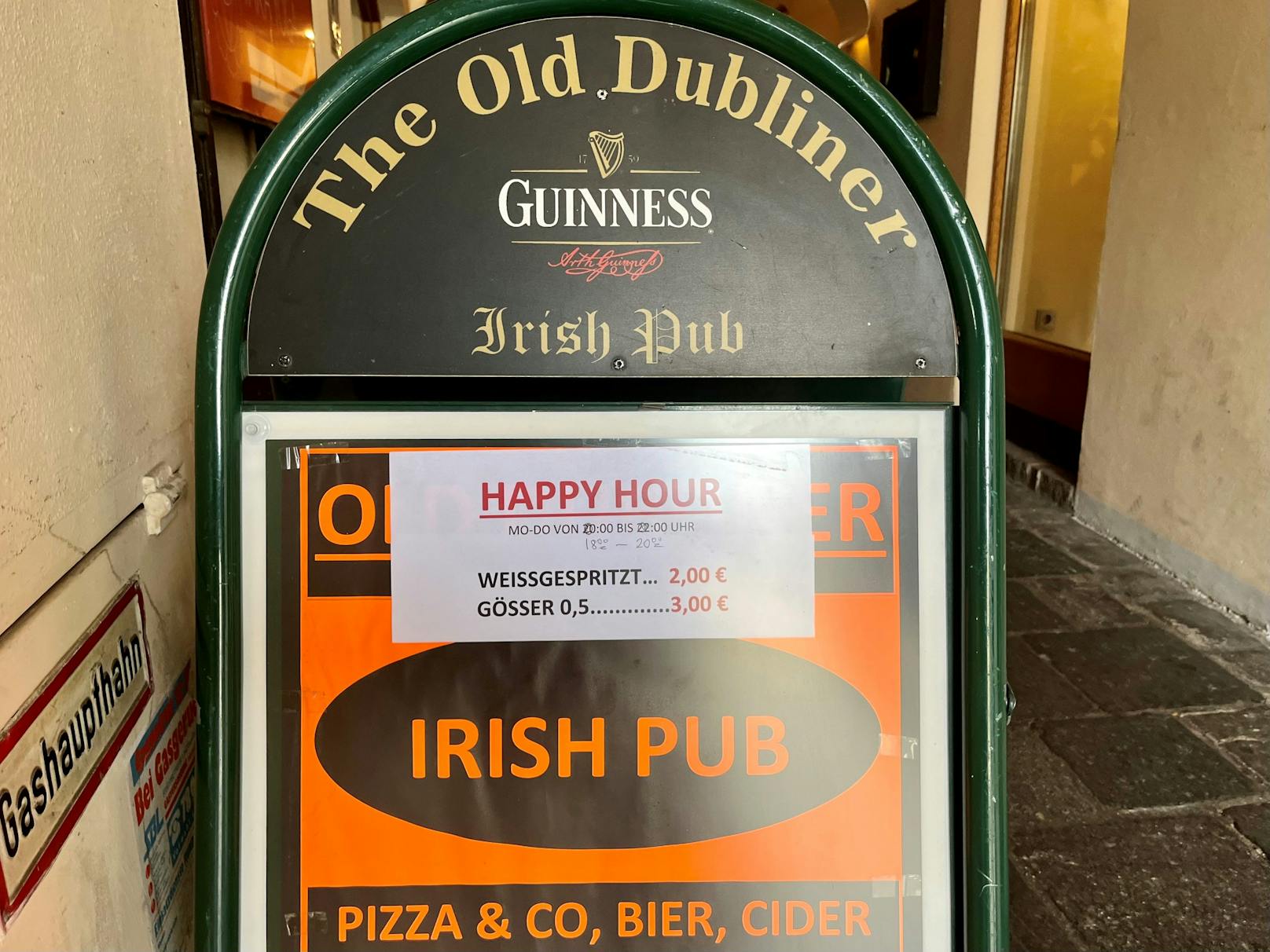 Durstige Kehlen freut's: Im "Old Dubliner" sind Spritzer und Bier jetzt besonders günstig.