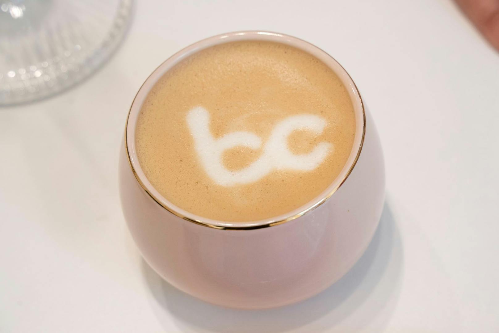 Cappuccino mit den Initialen des Boutique Café Annabelle