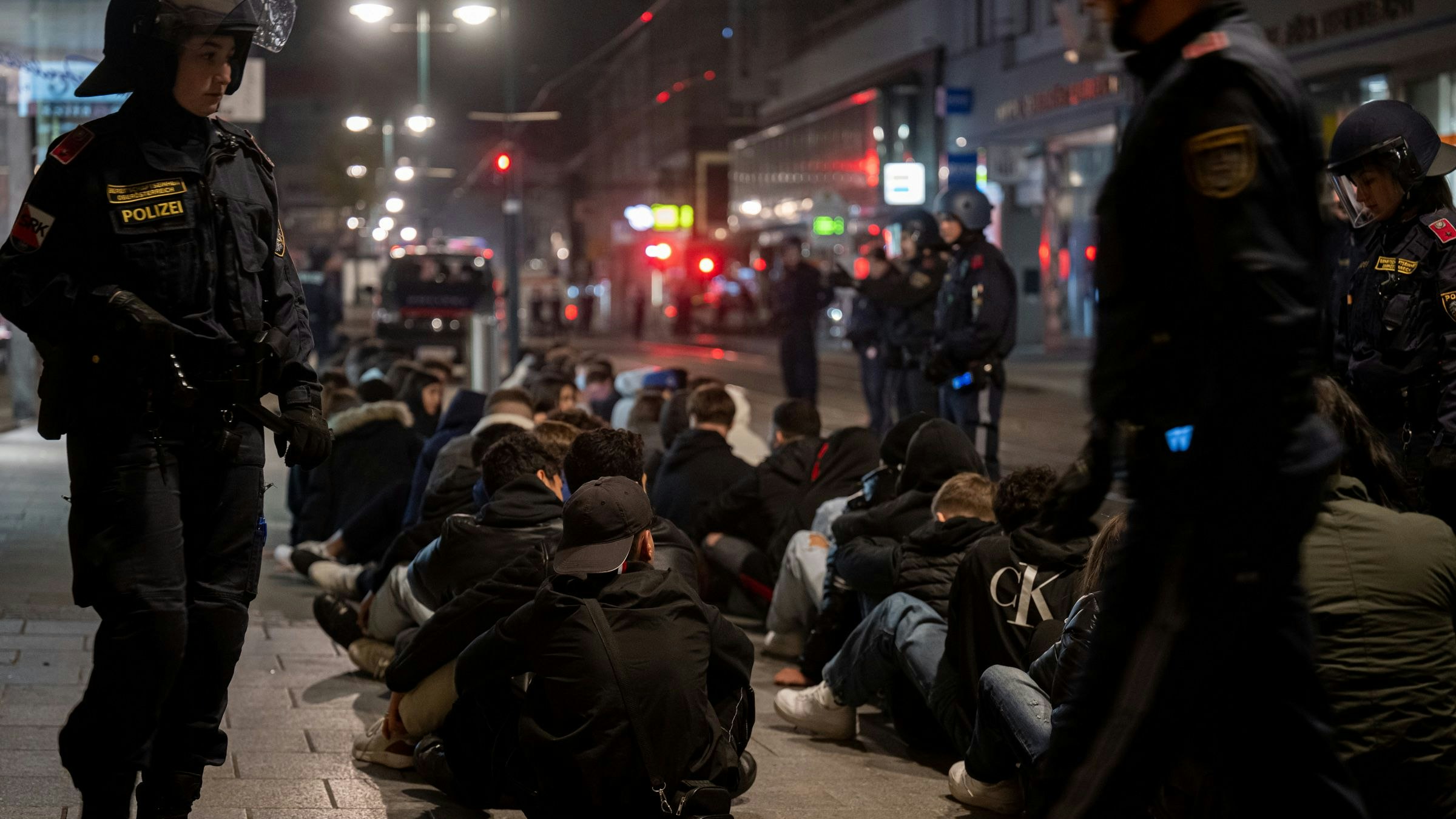Ein Polizeieinsatz in der Linzer Innenstadt nachdem Jugendliche in der Halloween-Nacht auf Dienstag, 1. November 2022, auch mit pyrotechnischen Gegenständen für Unruhe gesorgt hatten.