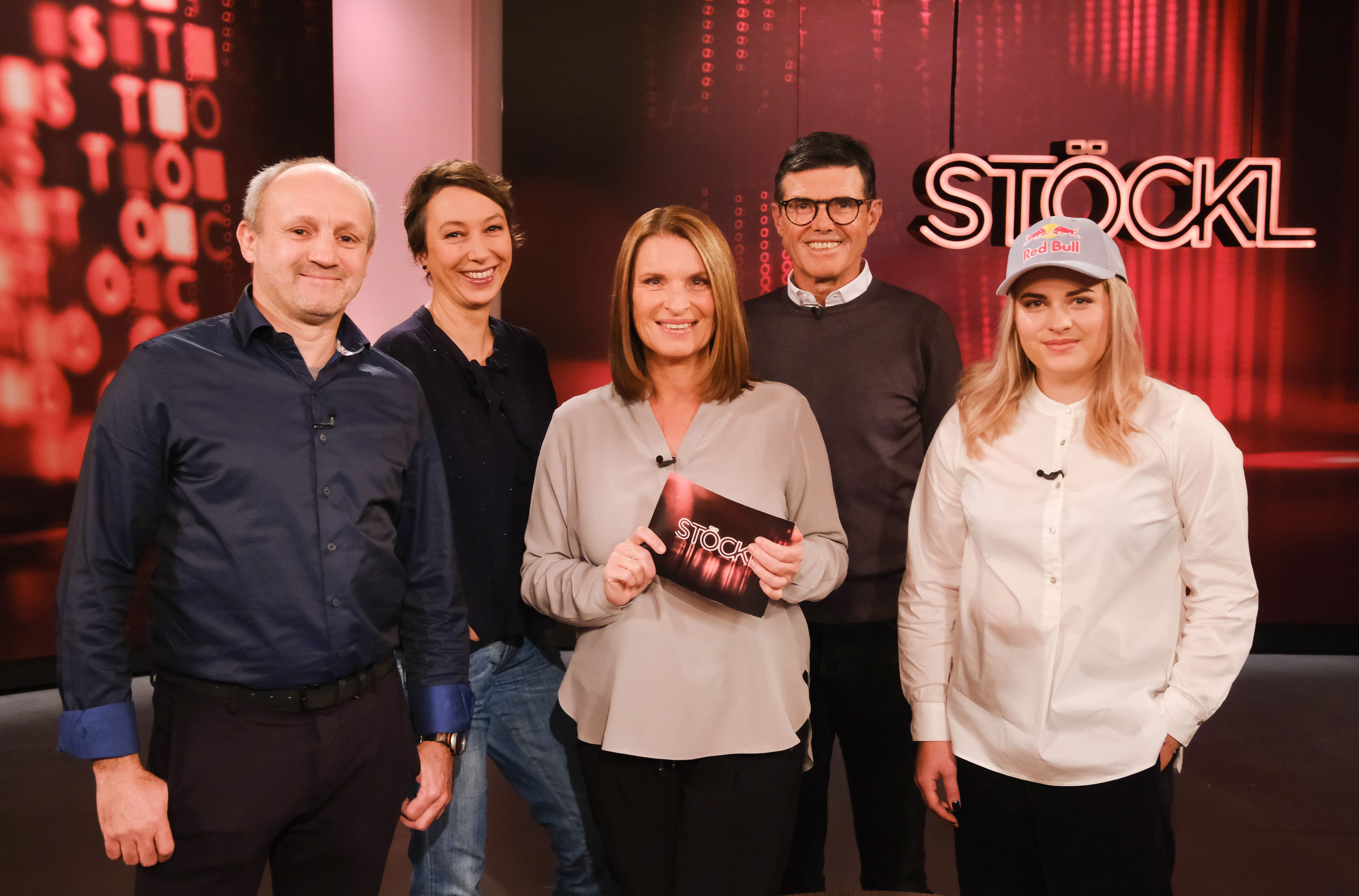 "STÖCKL", Zu Gast bei Barbara Stöckl:  *Melissa Naschenweng, Schlagersängerin  *Jürgen-Thomas Ernst, Waldpädagoge & Autor *Ursula Strauss, Schauspielerin  *Hubert Neuper, ehemaliger SkispringerIm Bild: Jürgen-Thomas Ernst, Ursula Strauss, Barbara Stöckl, Hubert Neuper, Melissa Naschenweng.  SENDUNG: ORF2 - DO - 03.11.2022 - 23:05 UHR. - Veroeffentlichung fuer Pressezwecke honorarfrei ausschliesslich im Zusammenhang mit oben genannter Sendung oder Veranstaltung des ORF bei Urhebernennung.  Foto: ORF/Günther Pichlkostner.  Anderweitige Verwendung honorarpflichtig und nur nach schriftlicher Genehmigung der ORF-Fotoredaktion.  Copyright: ORF, Hugo-Portisch-Gasse 1, A-1136 Wien, Tel. +43-(0)1-87878-13606