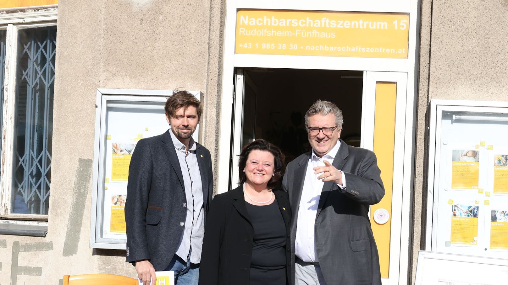 Stadtrat Peter Hacker (SPÖ, r.) besuchte die neue "Energie-Infothek" des Wiener Hilfswerks.