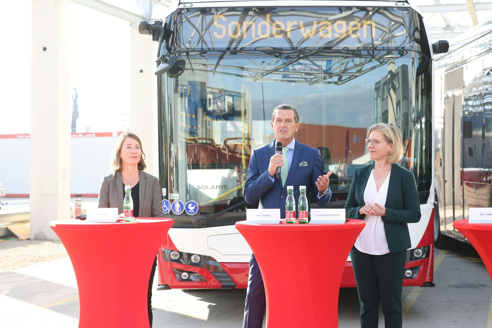 Pressekonferenz vor dem Wasserstoff-Bus. Gudrun Senk, Geschäftsführerin Wiener Linien, Öffi-Stadtrat Peter Hanke (SPÖ) und Klimaschutzministerin Leonore Gewessler