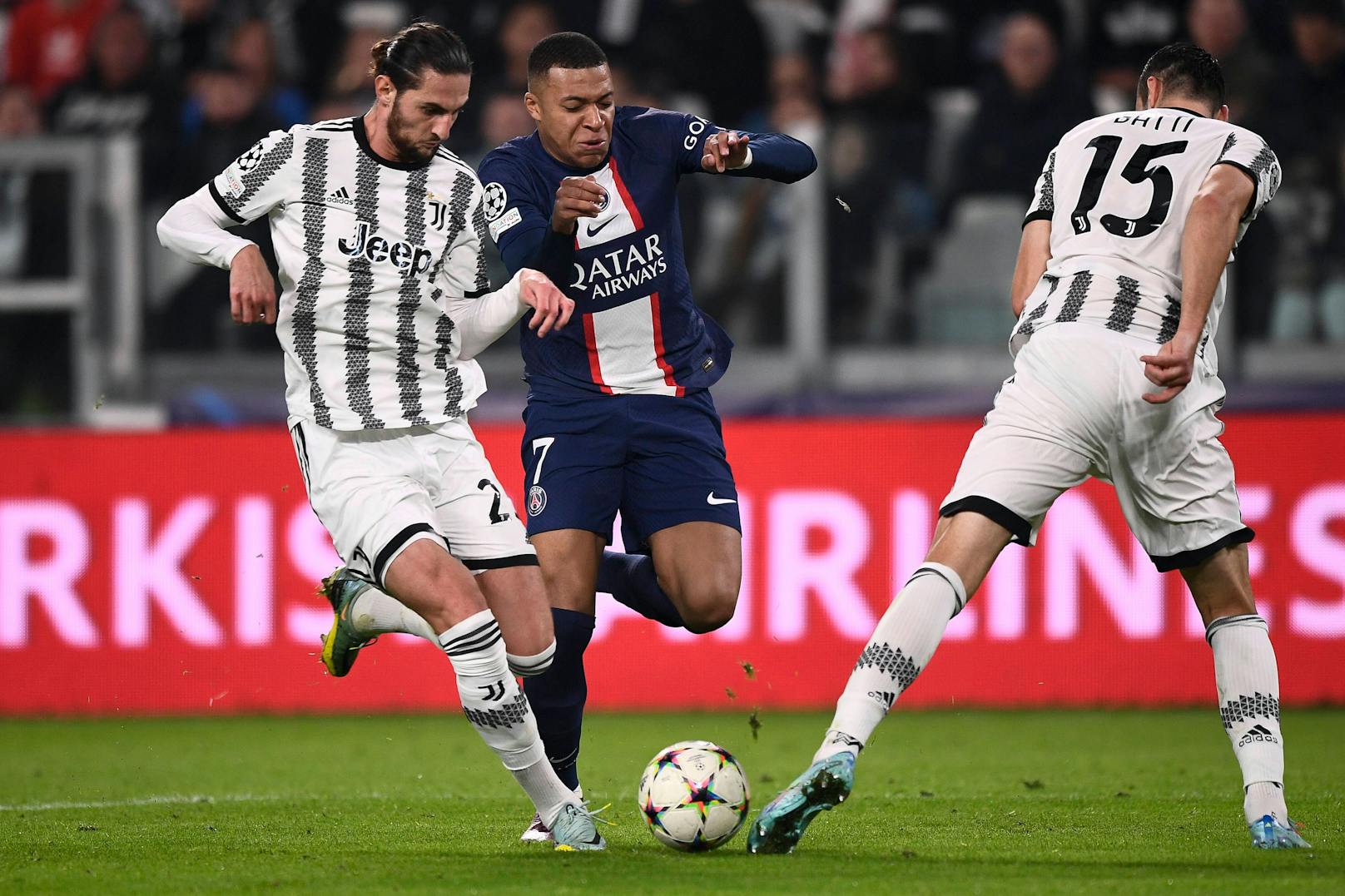 Kylian Mbappe im Duell mit Juventus Turin. 