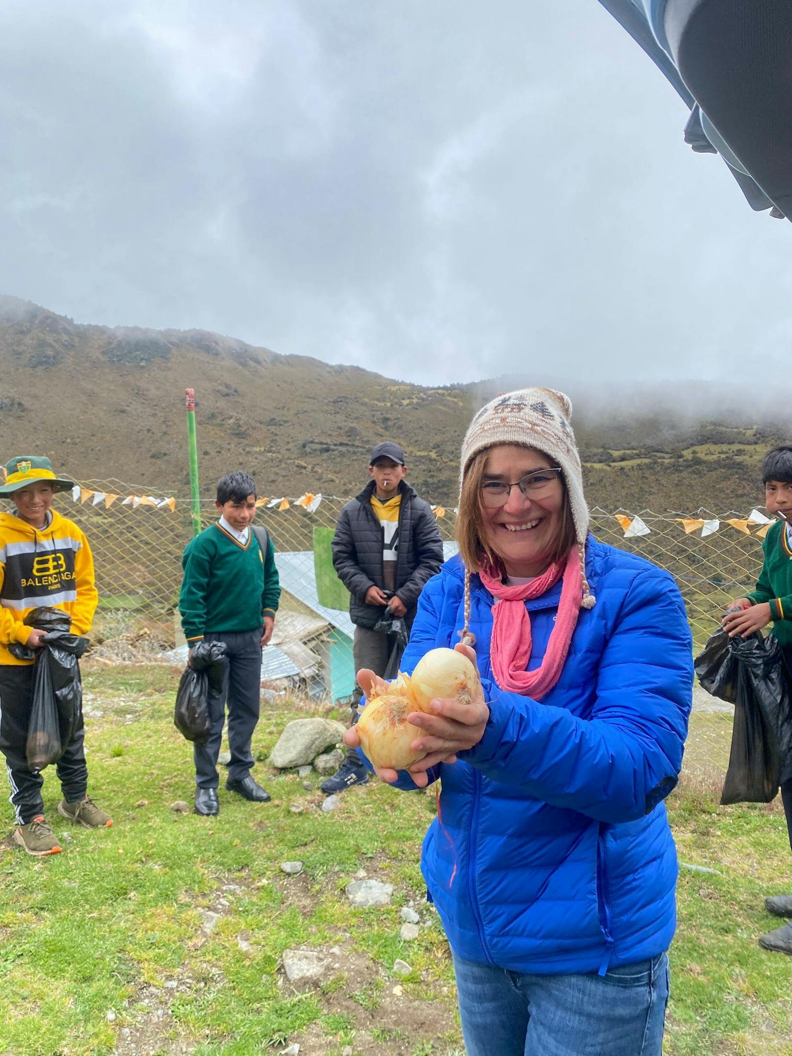 Ordensfrau Sr. Karina Beneder zu Besuch in einem abgelegen Dorf.<em></em>