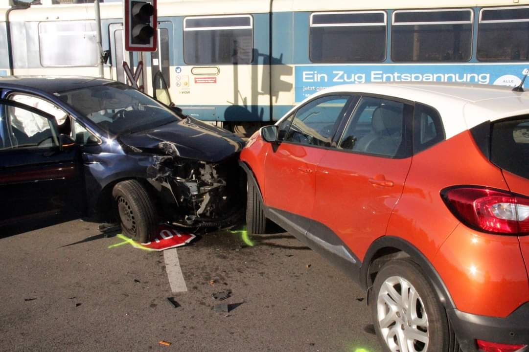 Pkw kollidierte mit Badner Bahn