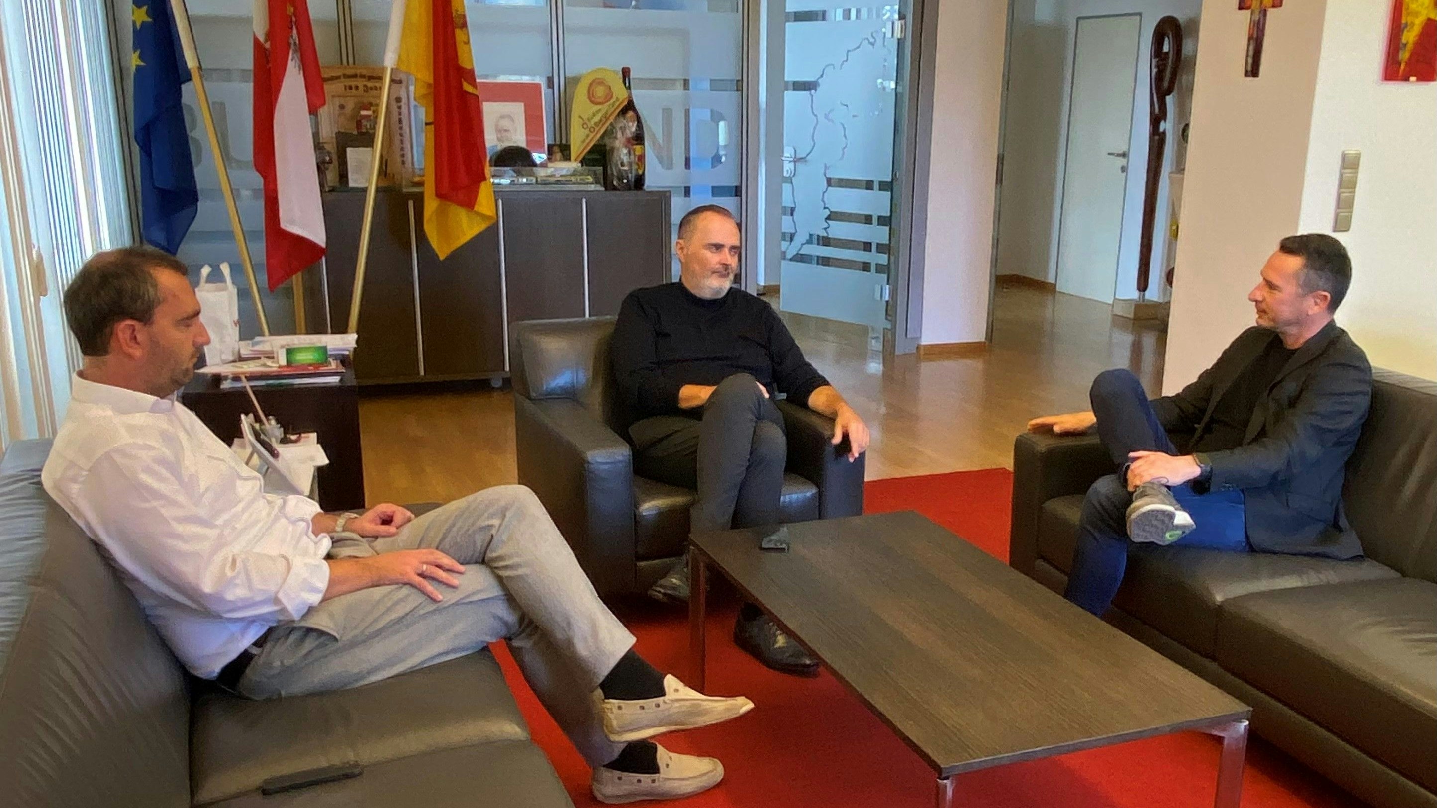 Besprechung: Doskozil mit Bürochef Herbert Oschep (l.) und Klubobmann Hergovich in seinem Büro