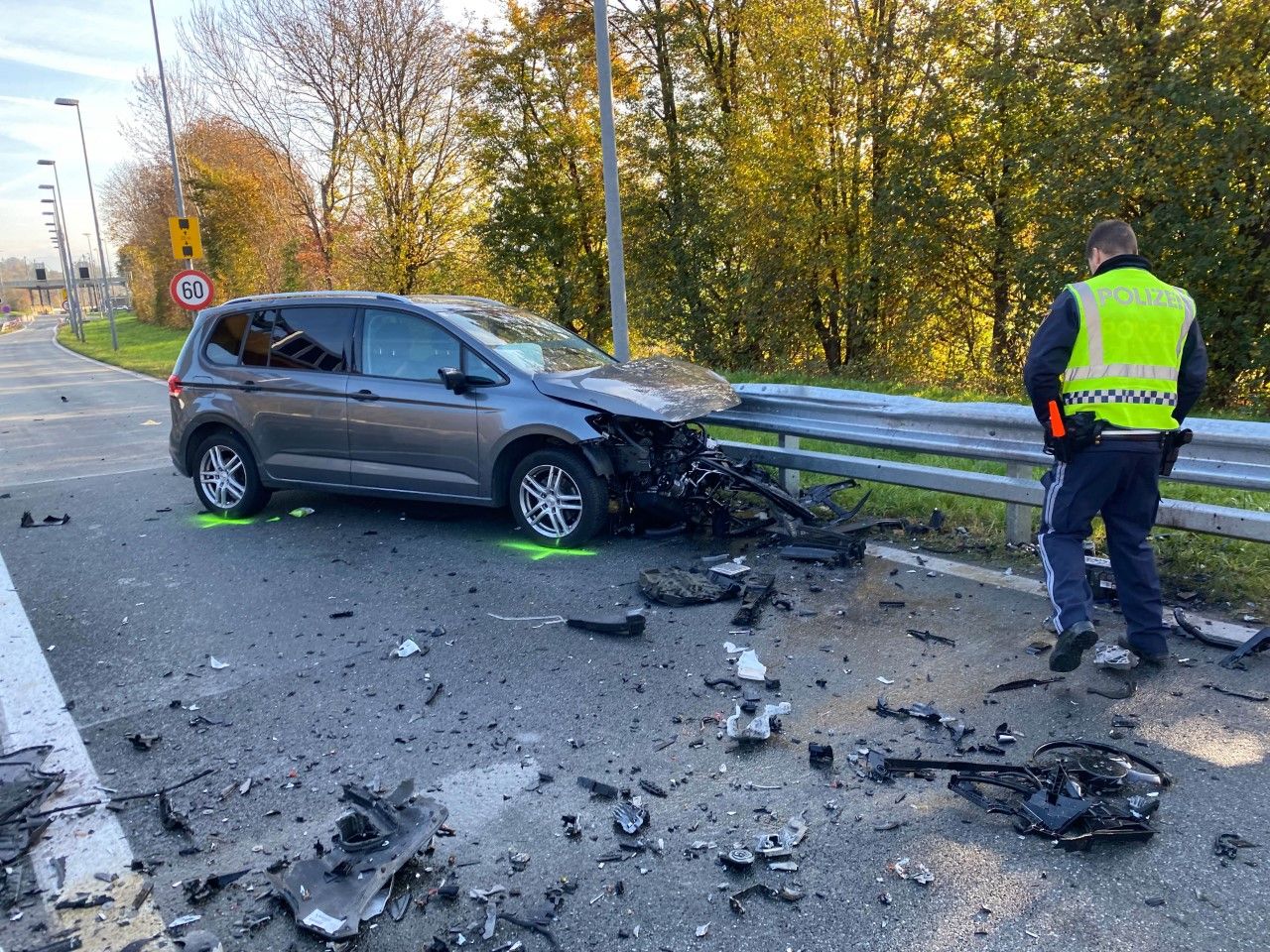 Bei dem Unfall wurden der Lenker (46) und seine beiden Kinder (5,8) unbestimmten Grades verletzt.