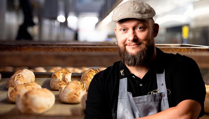 Michael Mann wehrt sich gegen die Teuerungen und führt einen Preisdeckel für Brot ein.