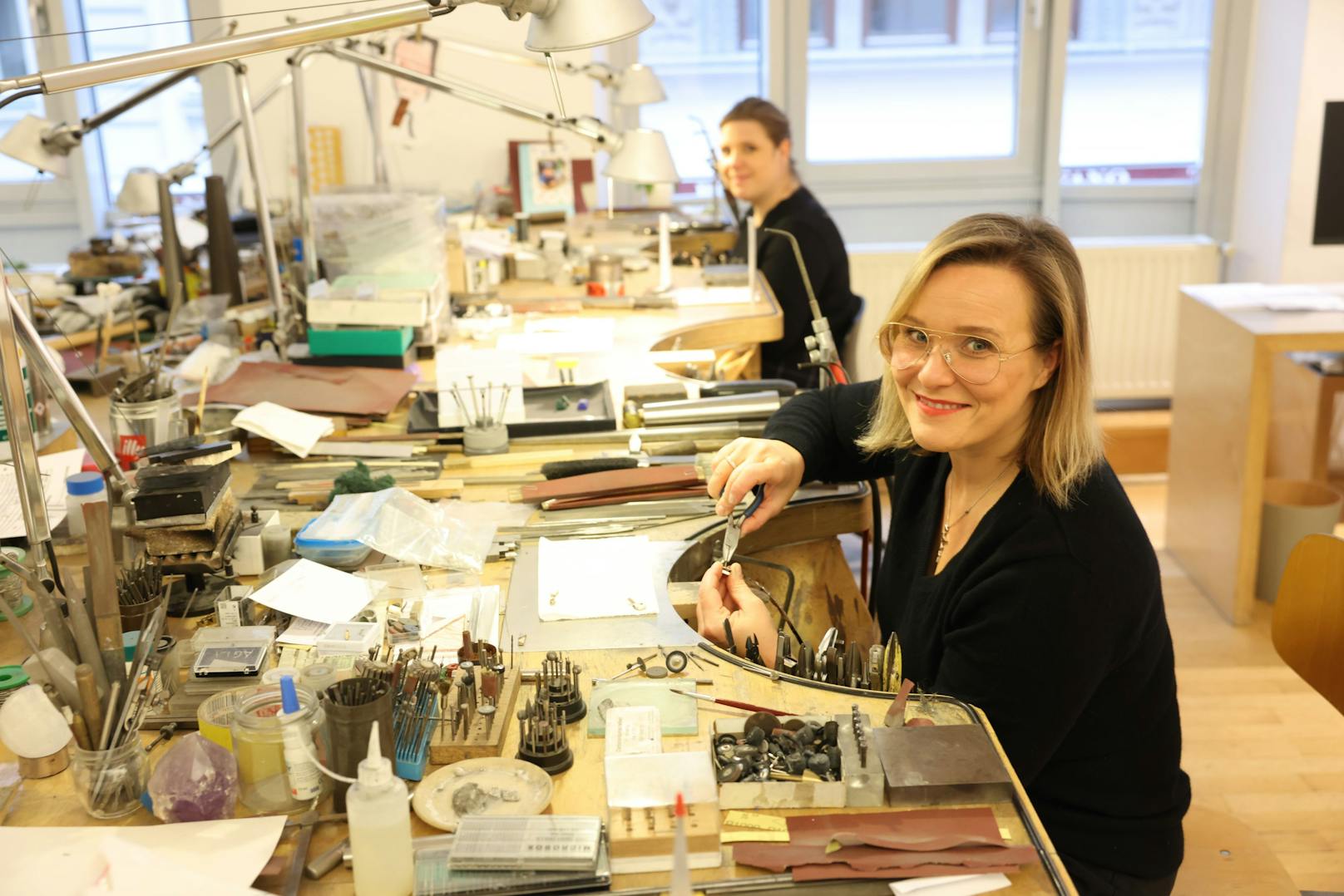 Die beiden Schwestern bei der Arbeit in der Werkstatt