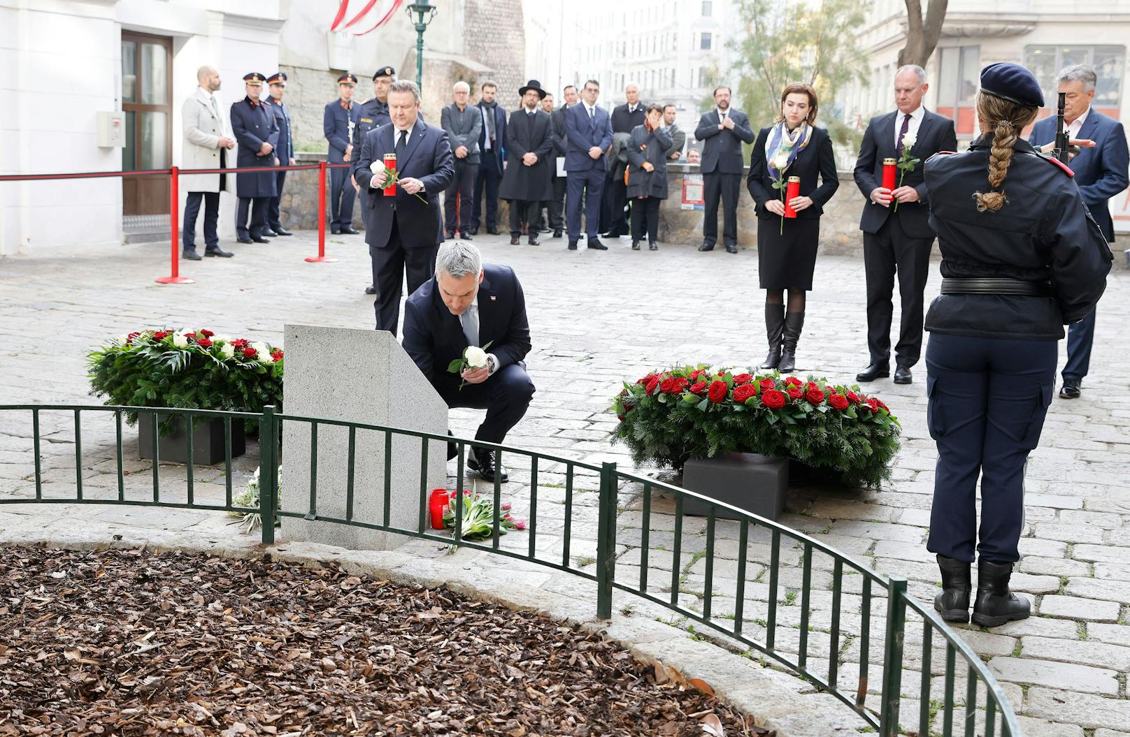 Kanzler Karl Nehammer und weitere Regierungsmitglieder gedenken der Opfer des Terroranschlags.
