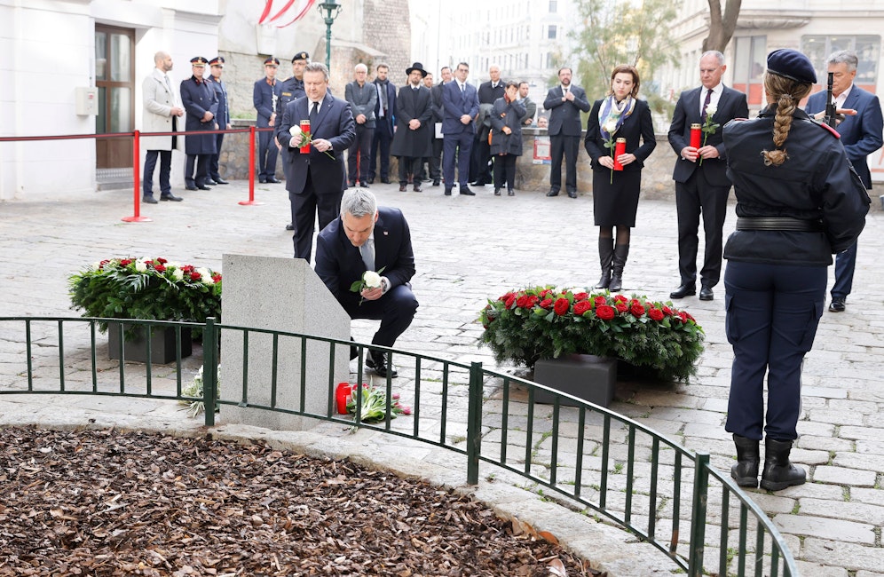 Kanzler Karl Nehammer und weitere Regierungsmitglieder gedenken der Opfer des Terroranschlags.