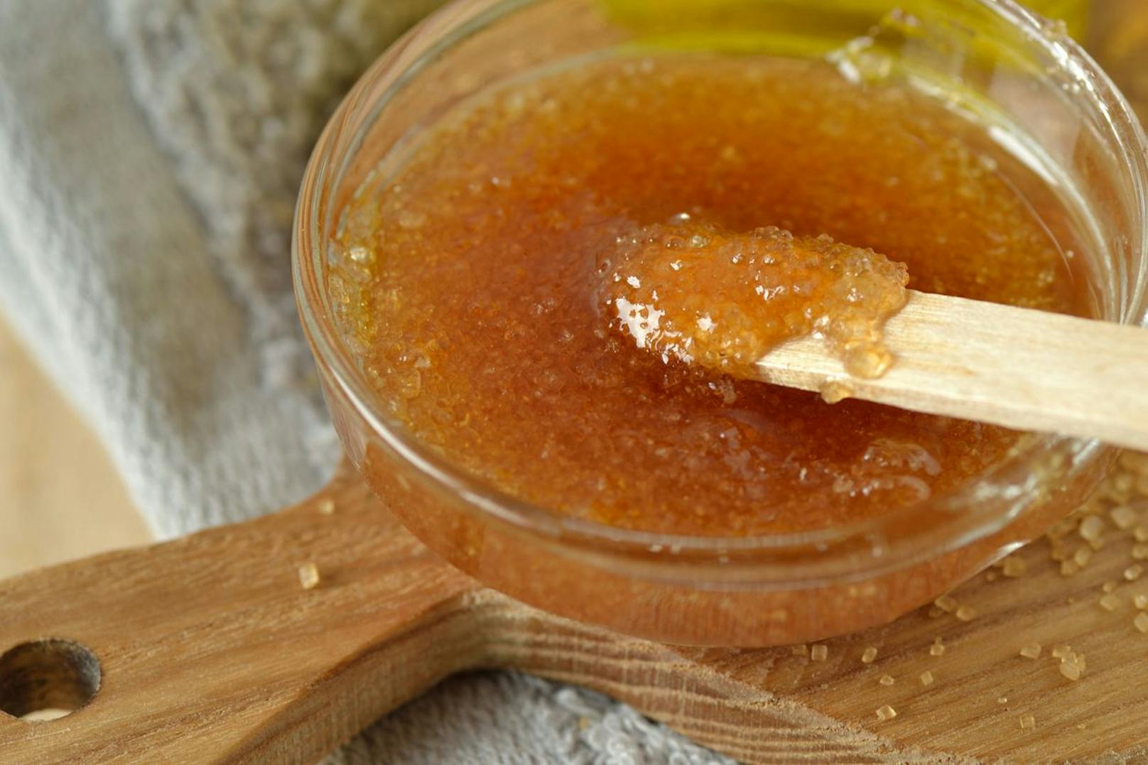 Verwende am besten Kristalle aus natürlichen Stoffen wie Honig oder auch ein Sugar-Peeling. Dieses massierst du dir in kreisenden Bewegungen auf die Lippen. Wasche die Menge danach mit lauwarmem Wasser weg.