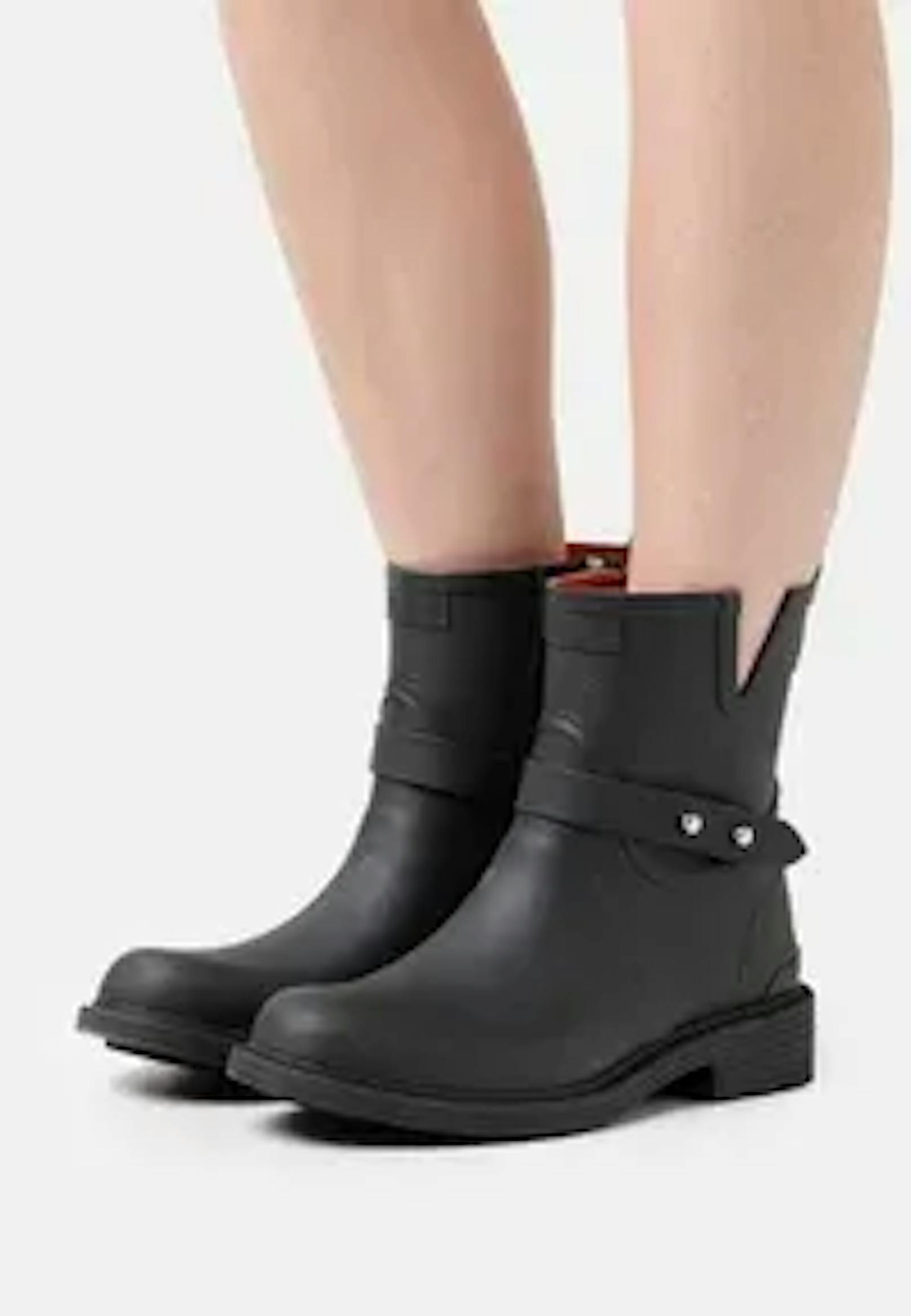 Ein kurzer Schaft kann auch entzücken. Besonders wenn deine Stiefel tolle Design-Details haben, wie es bei den Moto Rain Boots der Fall ist.