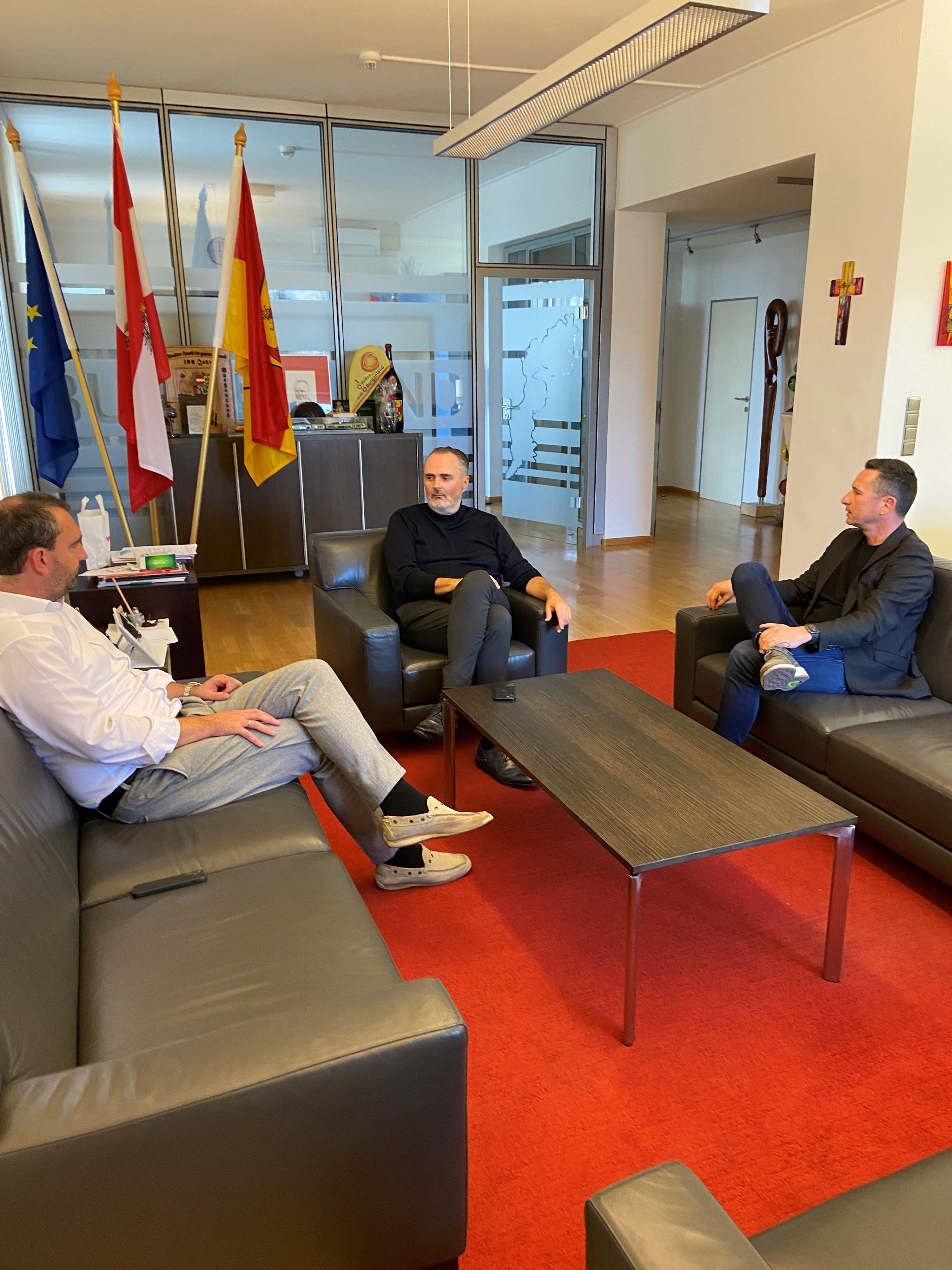 Aktuelles Foto: Doskozil im Landhaus mit Bürochef Herbert Oschep (l.).