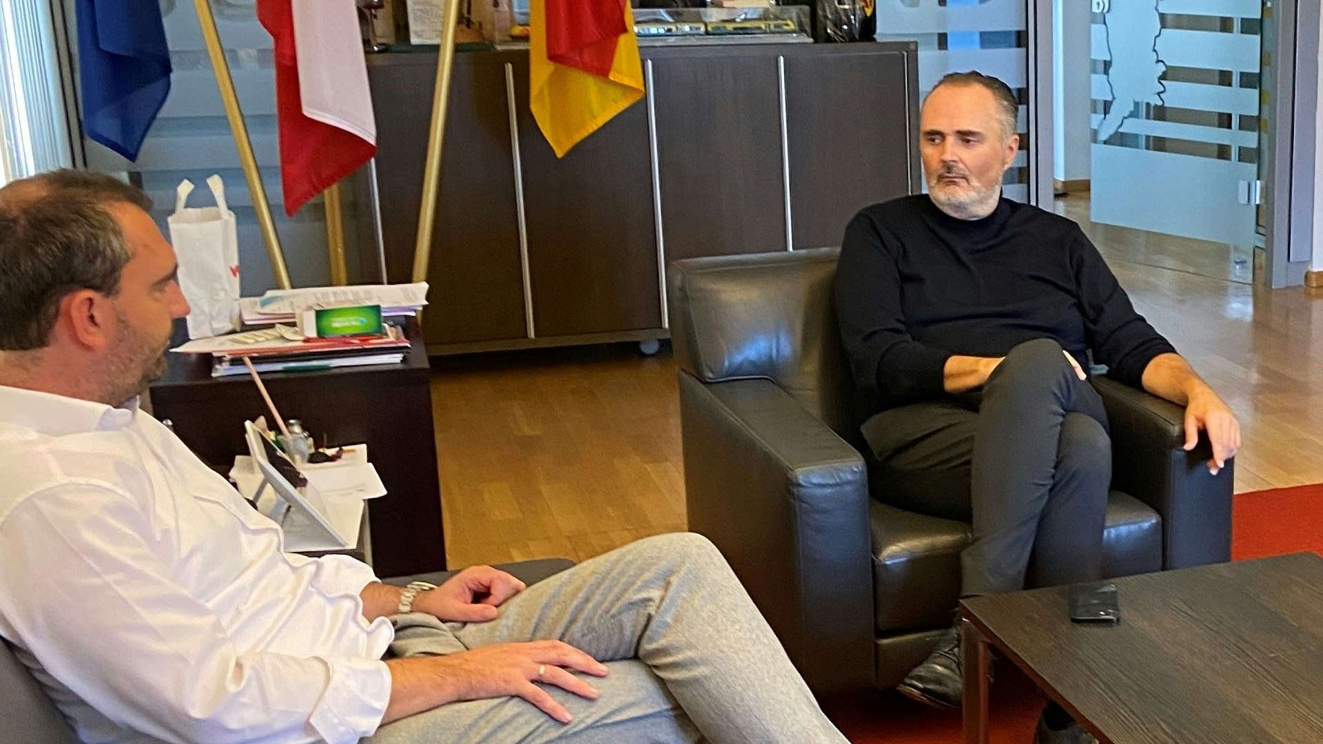 Aktuelles Foto: Doskozil im Landhaus mit Bürochef Herbert Oschep (l.) und Klubobmann Hergovich.