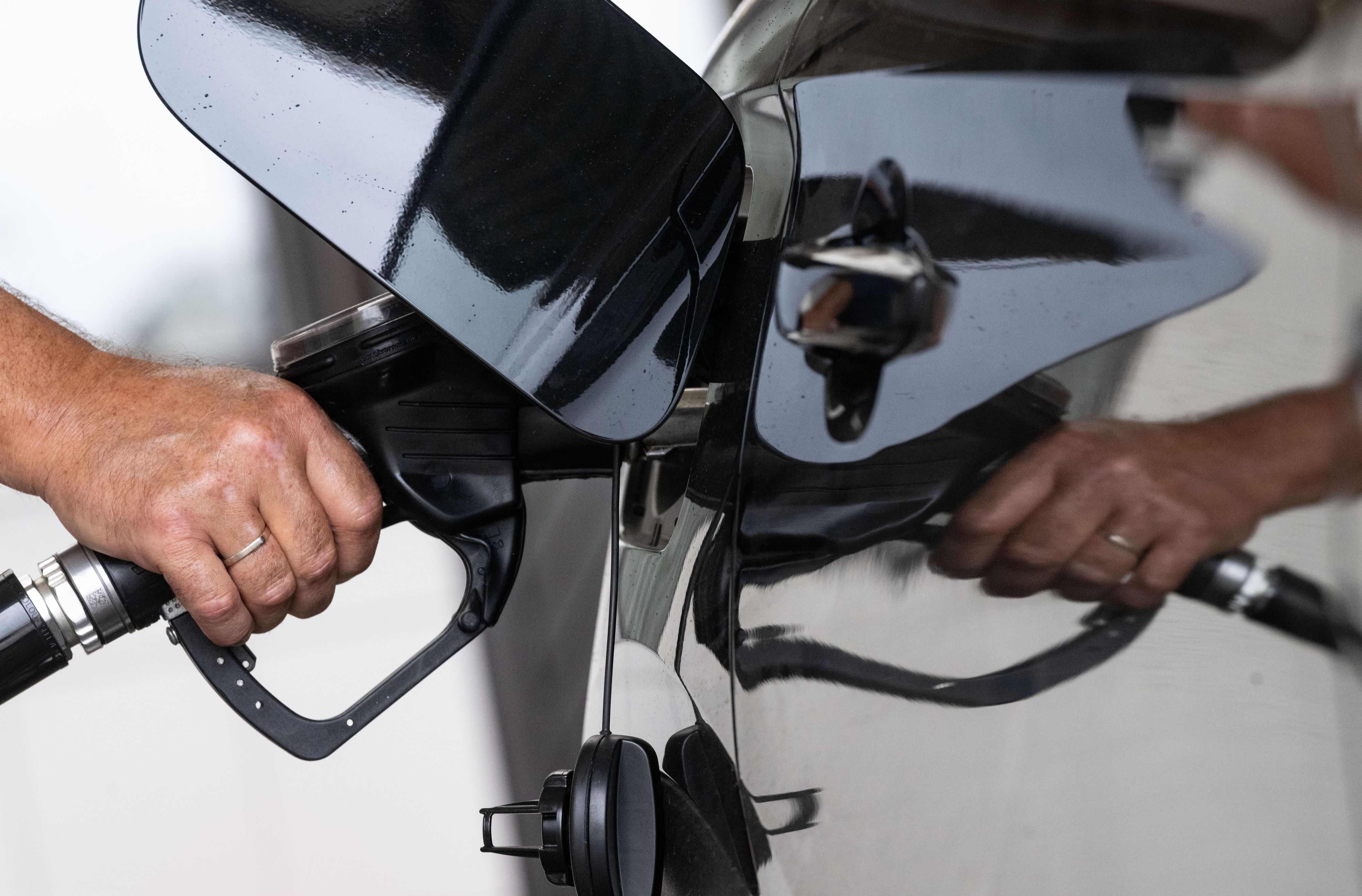Download von www.picturedesk.com am 02.11.2022 (10:20).  31 August 2022, Baden-Wuerttemberg, Neuhausen auf den Fildern: A man fills up at a service station owned by the Bundesverband Freier Tankstellen und Unabhängiger Deutscher Mineralölhändler (BFT). In the night from August 31 to September 1, a temporary reduction of the energy tax to the minimum level set by the EU ends. Photo: Marijan Murat/dpa - 20220831_PD1529 - Rechteinfo: Rights Managed (RM)