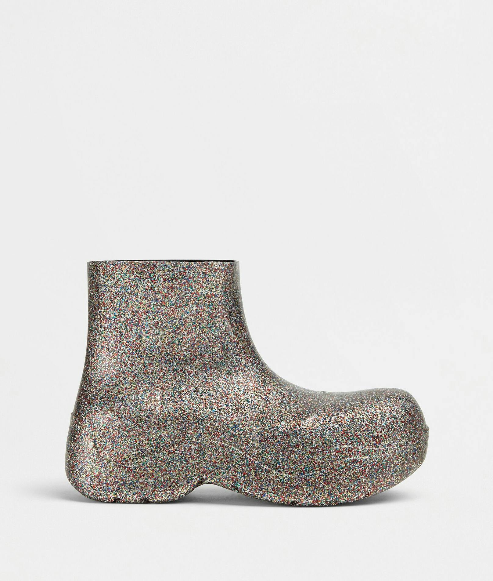 Bunte Stiefel, wie diese Boots von der Luxusmarke Bottega Veneta sind an grauen Regentagen ein toller Blickfang.