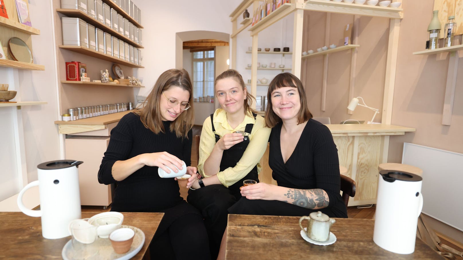 Teresa Dolezal (34) aus Wien, Kate Dudelka-Thompson (32) aus England und Anouk Siedler (33) aus Luxembourg (v.l.) kennen sich vom Studium und kamen "ganz natürlich" von der Keramikwerkstatt zum Tee.