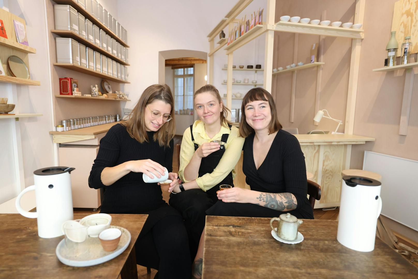 Drei Menschenrechtlerinnen bringen Frieden in Teetassen