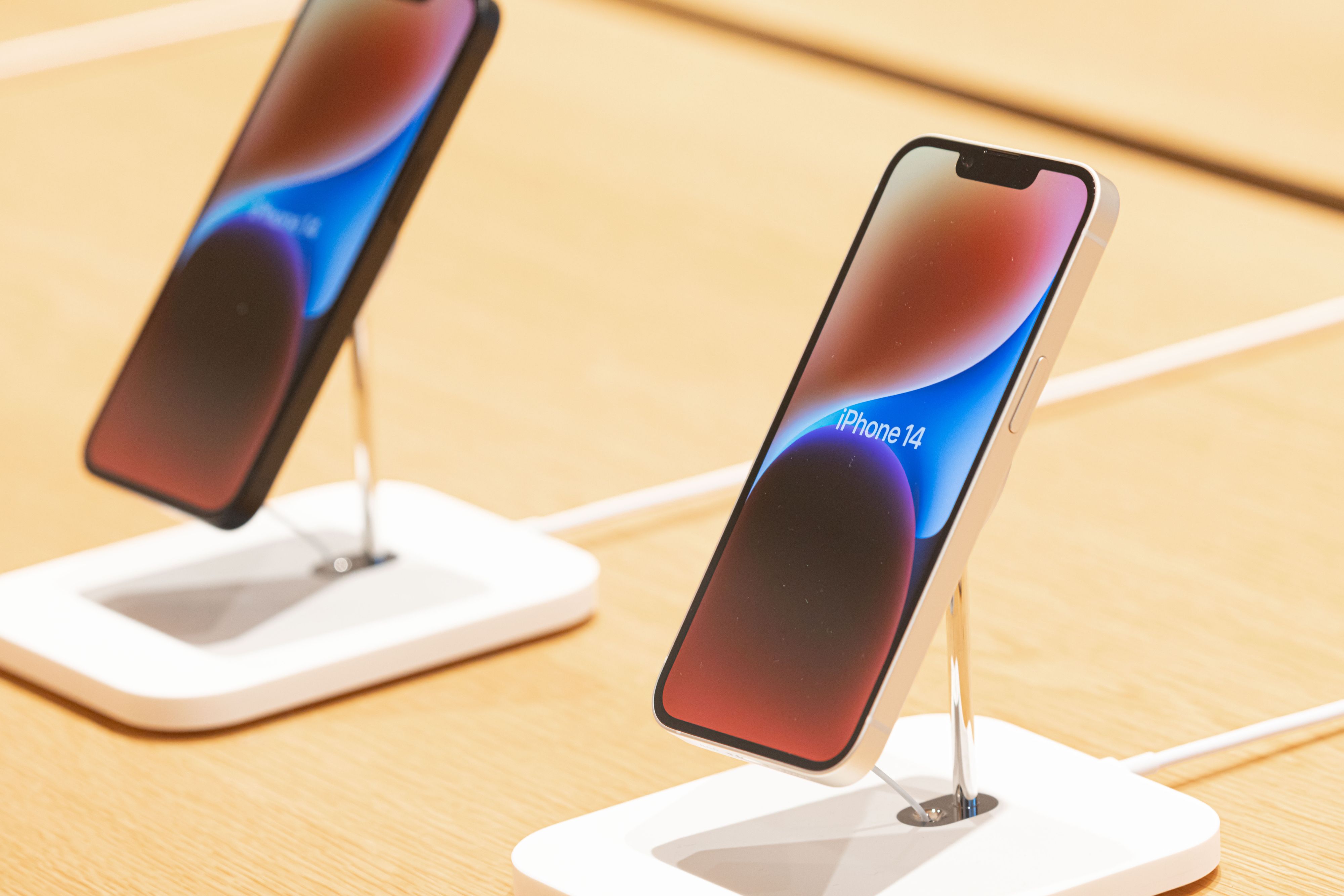 Download von www.picturedesk.com am 02.11.2022 (07:59).  iPhone 14 on display inside Apple store in Marunouchi, Tokyo on October 20, 2022. - 20221020_PD4136 - Rechteinfo: Rights Managed (RM)