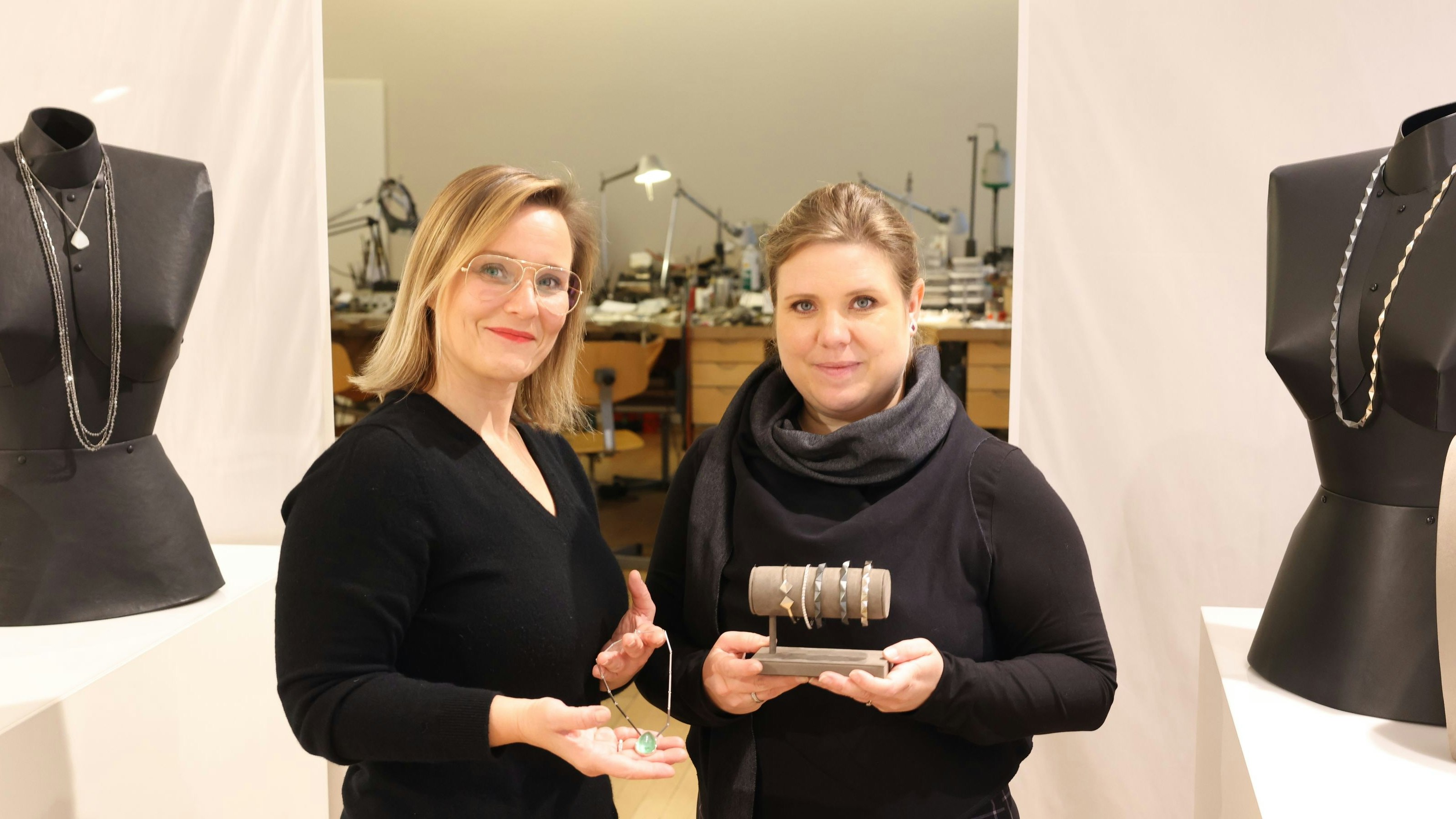 Geschäftsführerin und Inhaberin Katja Haschka-Seitner (46): "Für manche Stücke braucht man bis zu 60 Arbeitsstunden".