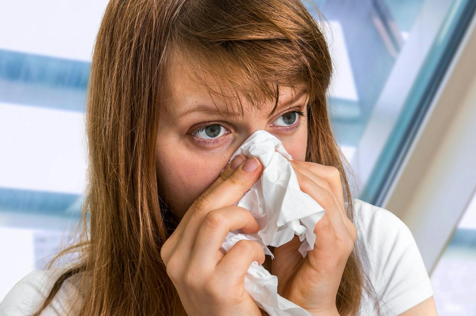 Rinnende Nase ohne Erkältung? Das ist sehr wohl möglich. Besonders Personen, die sich im Winter gerne in Innenräumen aufhalten sollten darauf vorbereitet sein Symptome zu entwickeln, die einer Erkältung gleichen könnten.