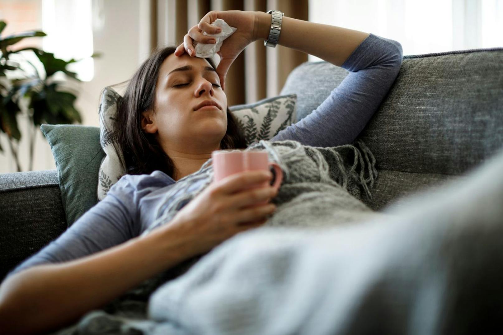 Läuft die Nase und hast du zudem Schüttelfrost und Fieber sind das die Symptome einer starken Erkältung und eher weniger die einer Allergie.