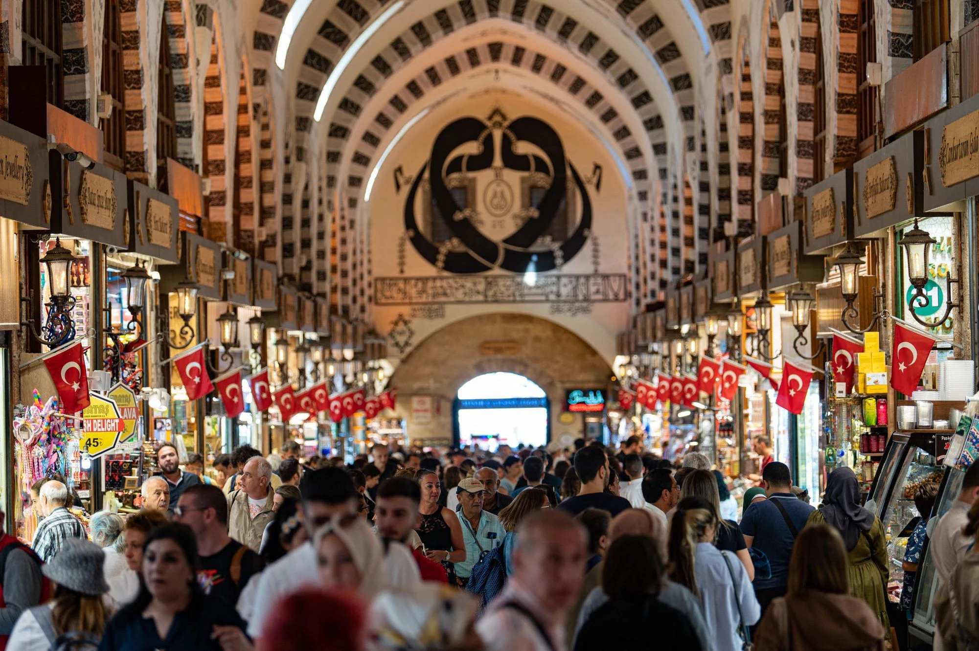 Damit ihr Geld nicht noch mehr an Wert verliert, müssen die türkische Bevölkerung und deren Unternehmen nun tief in die Tasche greifen. 