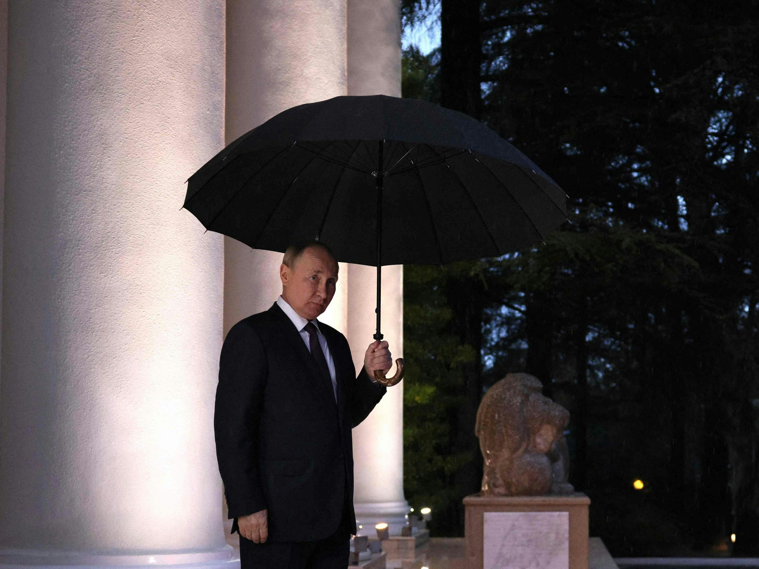 Download von www.picturedesk.com am 03.11.2022 (18:46).  Russian President Vladimir Putin is seen before talks with Azeri President prior to a meeting of Russian President with the leaders of Armenia and Azerbaijan in the Black Sea resort city of Sochi on October 31, 2022. (Photo by Sergei BOBYLYOV / SPUTNIK / AFP) - 20221031_PD5523 - Rechteinfo: Rights Managed (RM) Nur für redaktionelle Nutzung! Werbliche Nutzung erfordert Freigabe: bitte schicken Sie uns eine Anfrage.