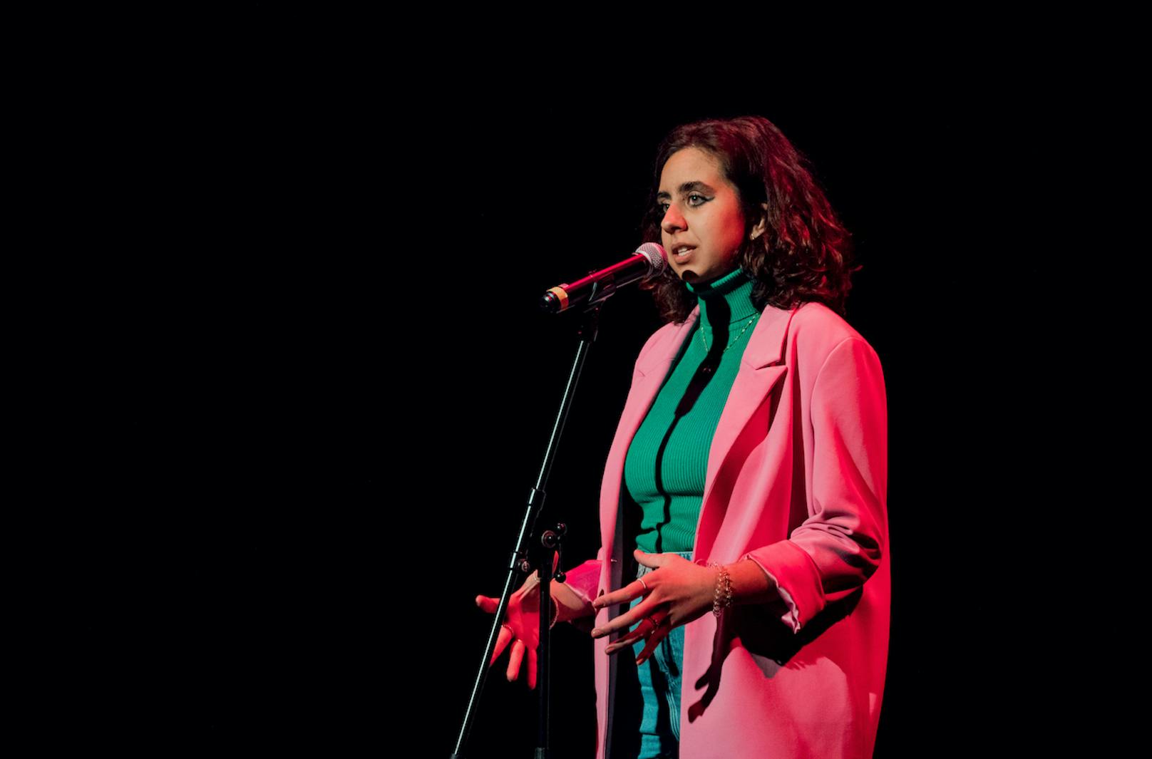 Hafia Khawaja ist Featured Poet in der Einzel-Vorrunde 10 im Schauspielhaus beim Poetry Slam "Slam22". Sie ist unter den Auftretenden außerhalb der Wertung und des Wettbewerbs.