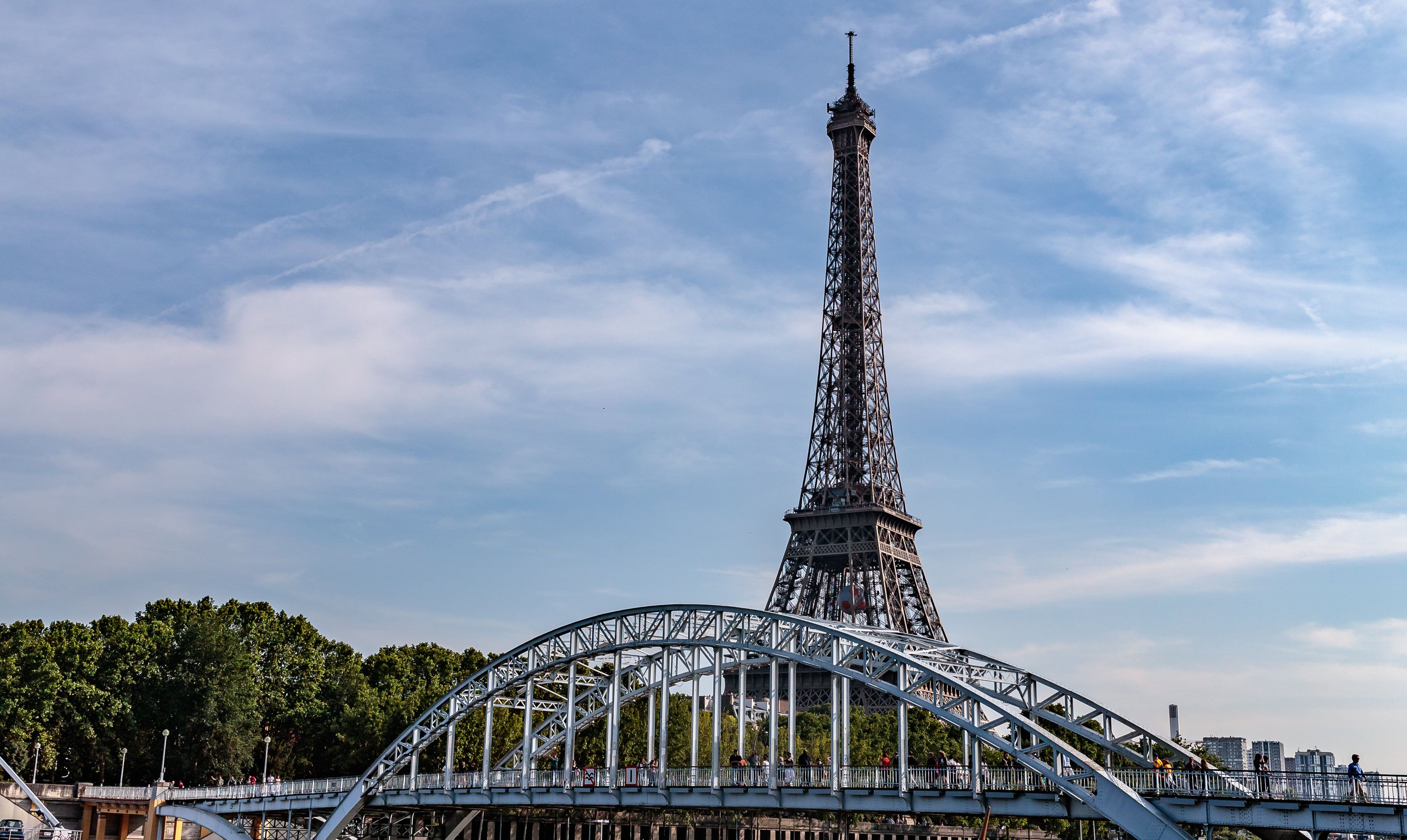 Download von www.picturedesk.com am 03.11.2022 (16:36).  THEMENBILD - Blick auf den Eiffelturm bei Sonnenschein, aufgenommen am 09. Juni 2016 in Paris, Frankreich // View of the Eiffel Tower at sunshine, Paris, France on 2016/06/09. EXPA Pictures © 2017, PhotoCredit: EXPA/ JFK - 20170721_PD0950 - Rechteinfo: Rights Managed (RM)
