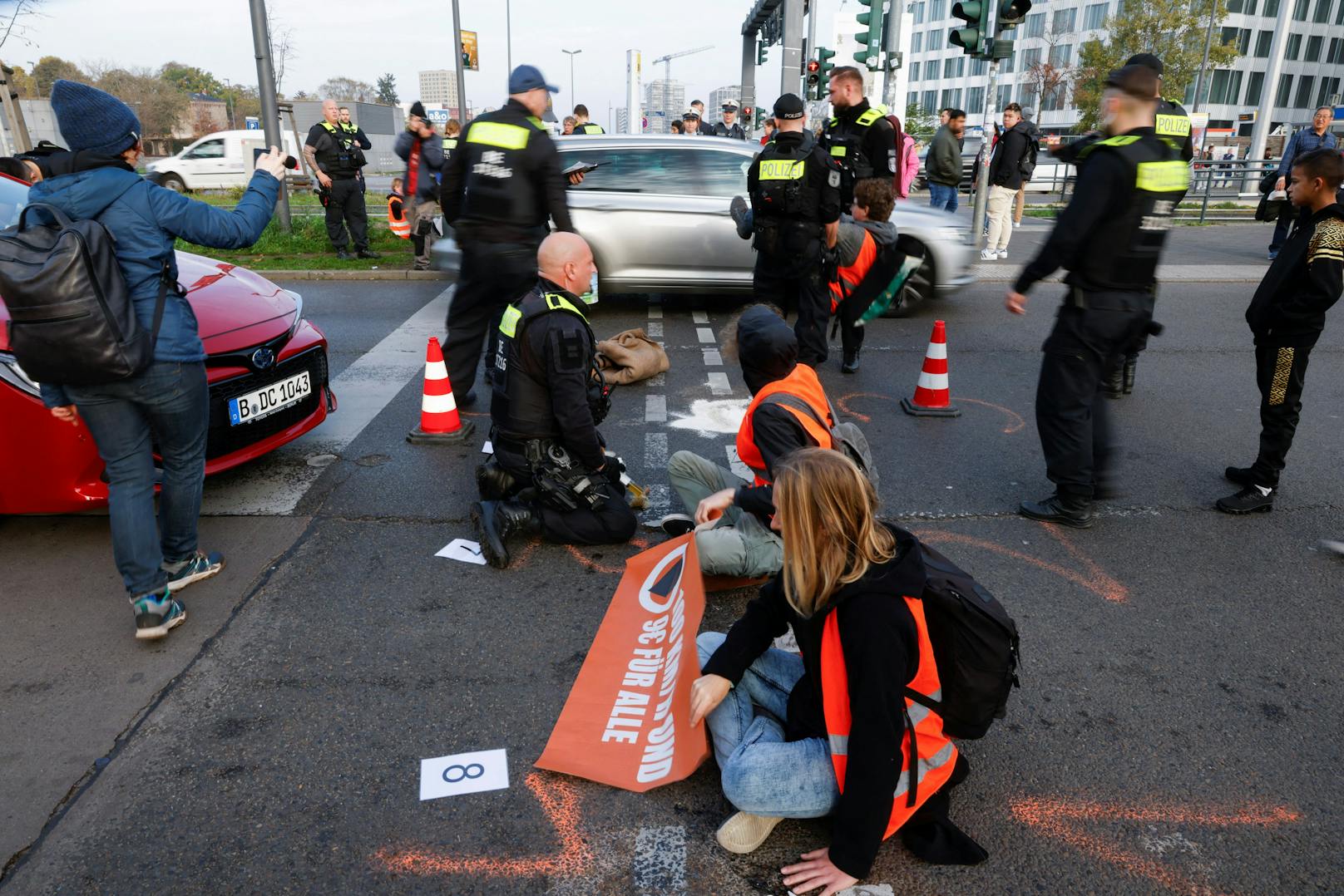 Die Straßen-Blockade hatte dramatische Folgen: Dringendes Rettungsgerät kam zu spät, die Radfahrerin starb.
