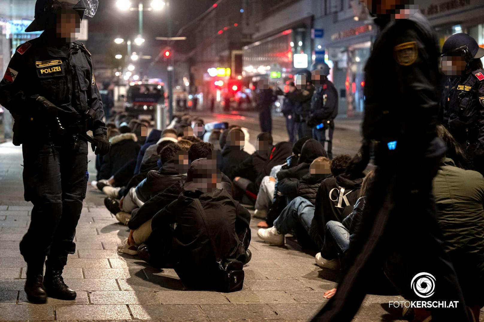 170 Polizisten waren angesichts der Krawalle in der Linzer Innenstadt im Einsatz. 