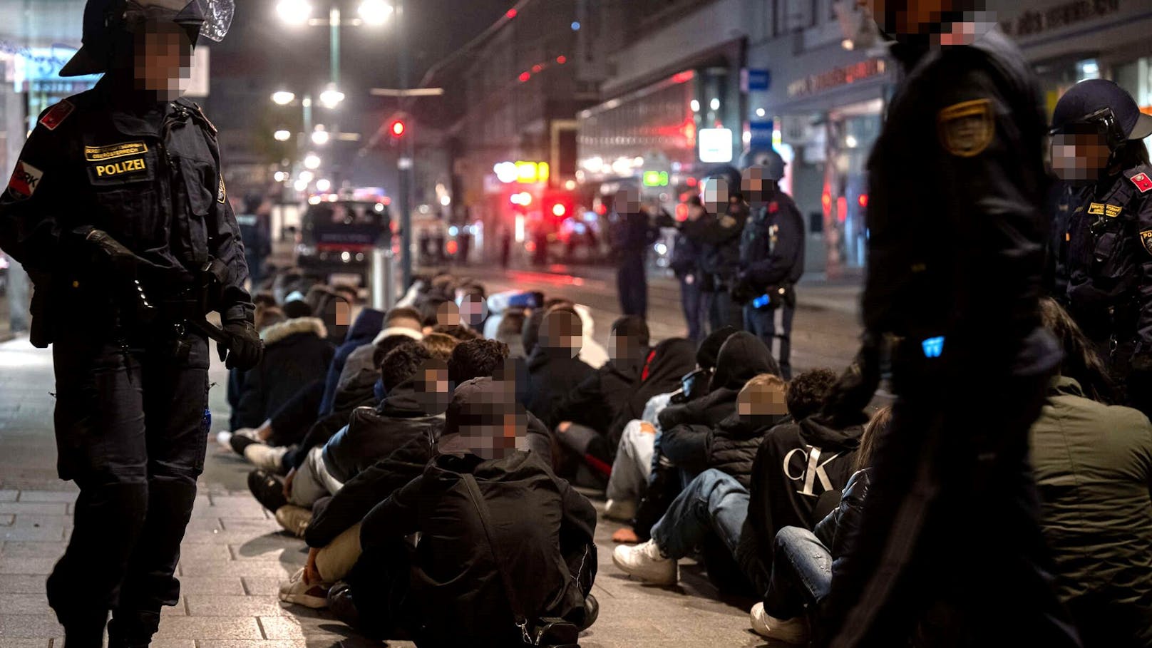 170 Polizisten waren angesichts der Krawalle in der Linzer Innenstadt im Einsatz.