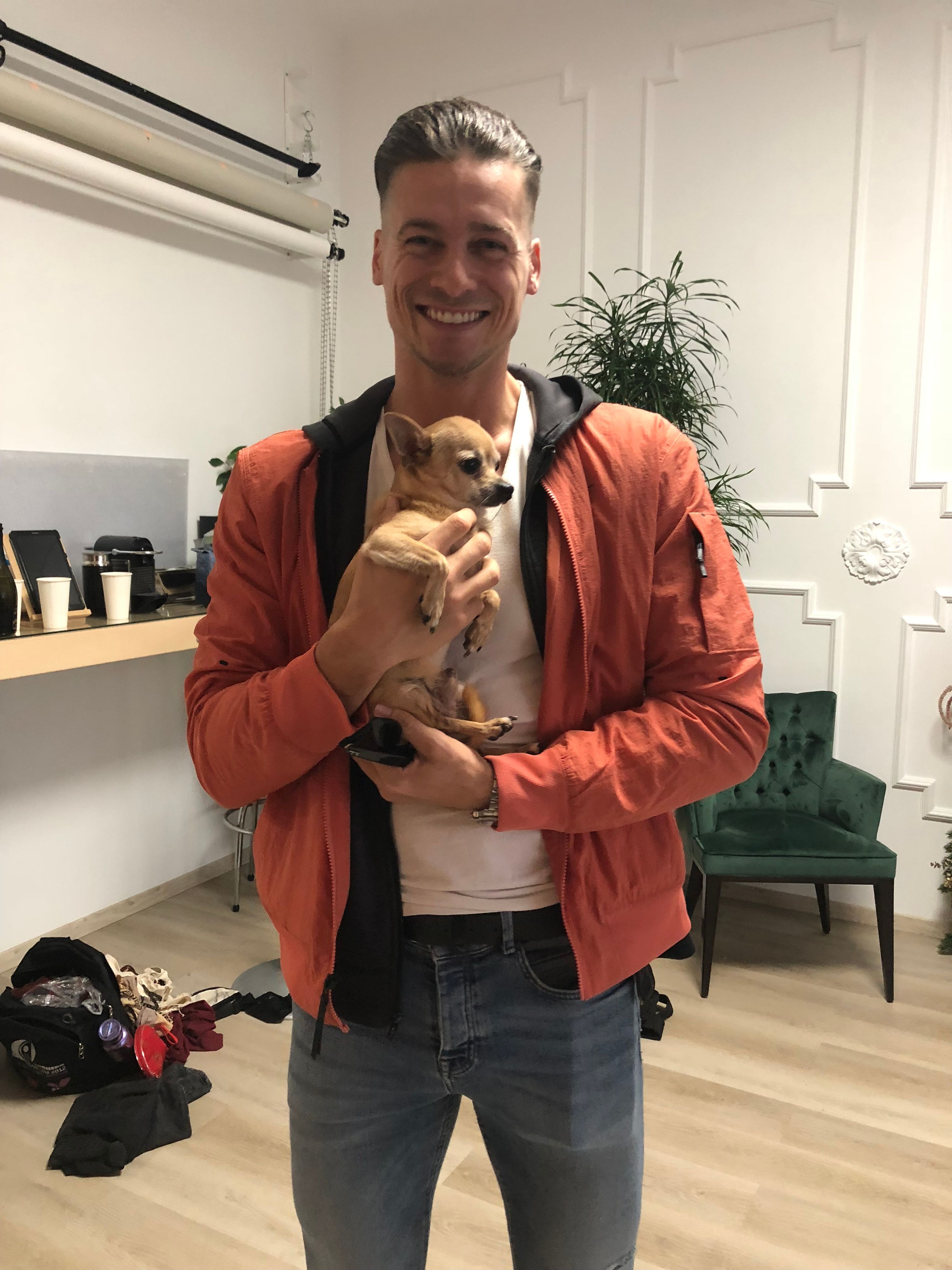 Süß! Zwei "Cute Boys" Backstage beim Shooting: Mano war als Unterstützung vor Ort und sittete Taras Hund.