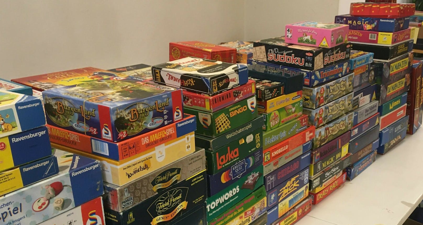 Hunderte Spiele für ein Kleingeld auf dem Spielzeug Flohmarkt in Hernals
