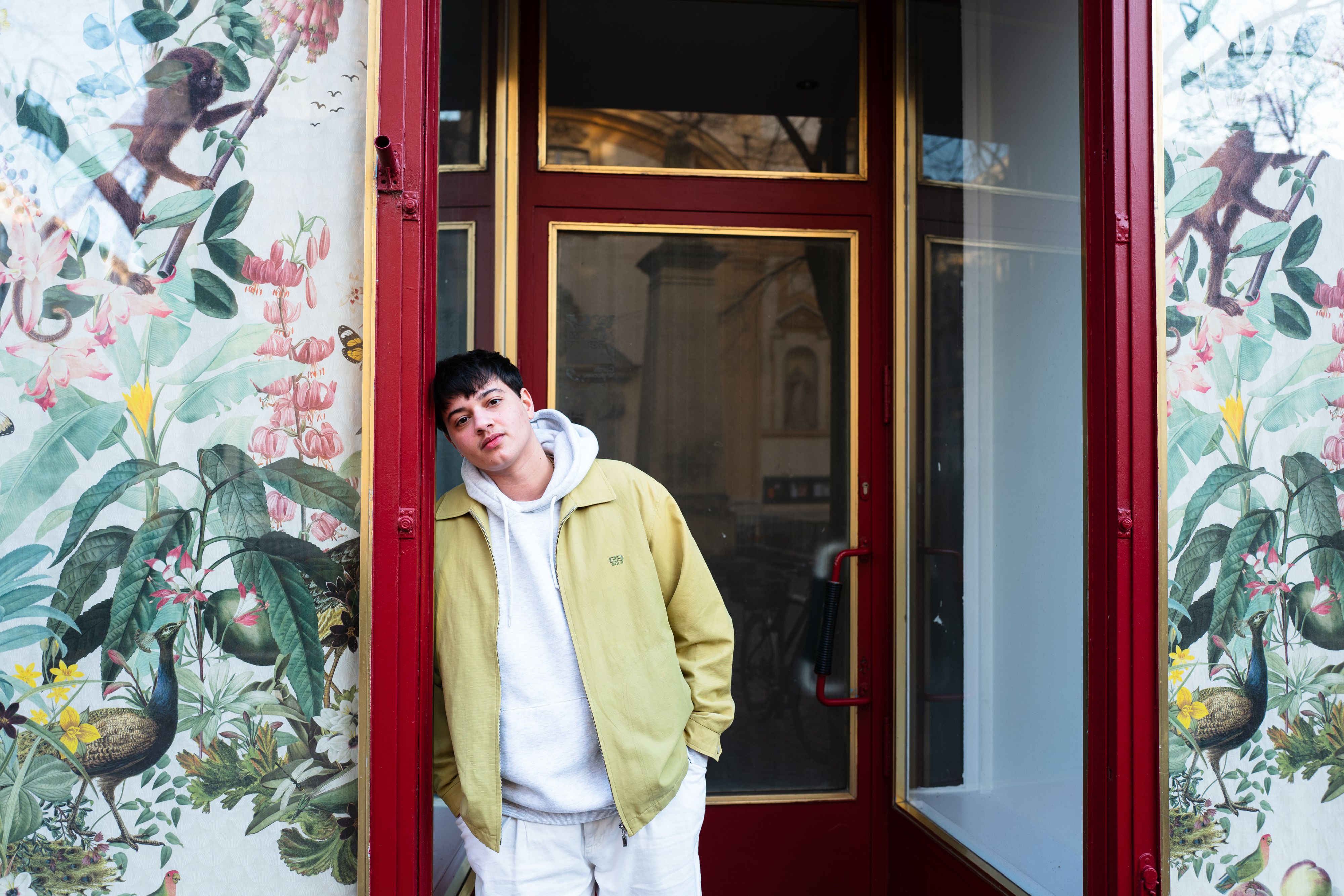 Download von www.picturedesk.com am 03.11.2022 (13:37).  *** EXKLUSIV *** Der Musiker Mavi Phoenix, Jahrgang 1995, in der Wiener Servitengasse am 14. Februar 2022 anlässlich eines Interviews zu seinem neuen Album Marlon; Phoenix wurde als Marlene Nader in Linz geboren und heißt seit seiner Transition vor zwei Jahren Marlon Nader.  _ - 20220214_PD21855 - Rechteinfo: Rights Managed (RM) Exklusives Bildmaterial - Achtung Sonderkonditionen