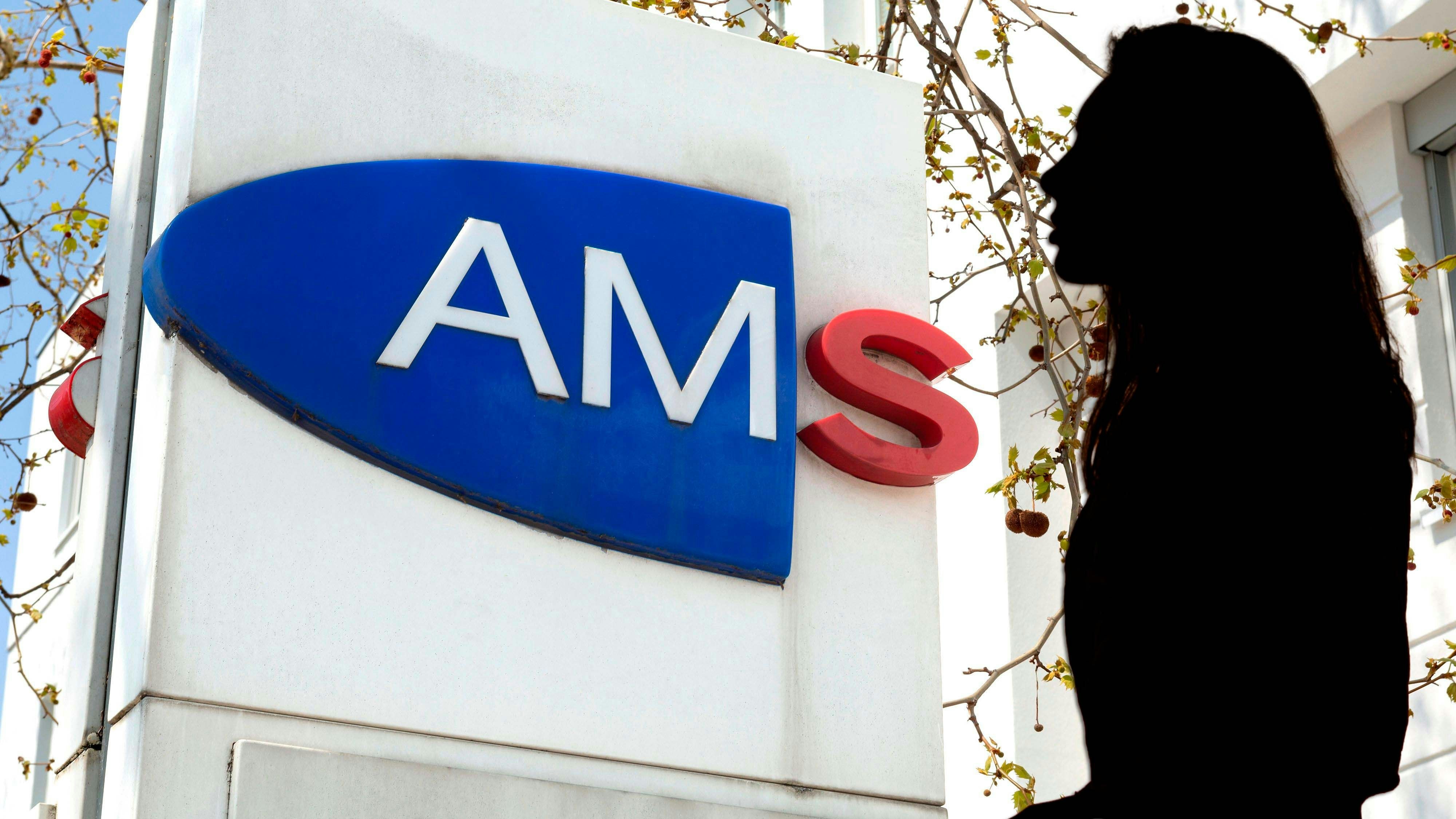 Andrea K. ist frustriert, weil sie keinen Job findet.