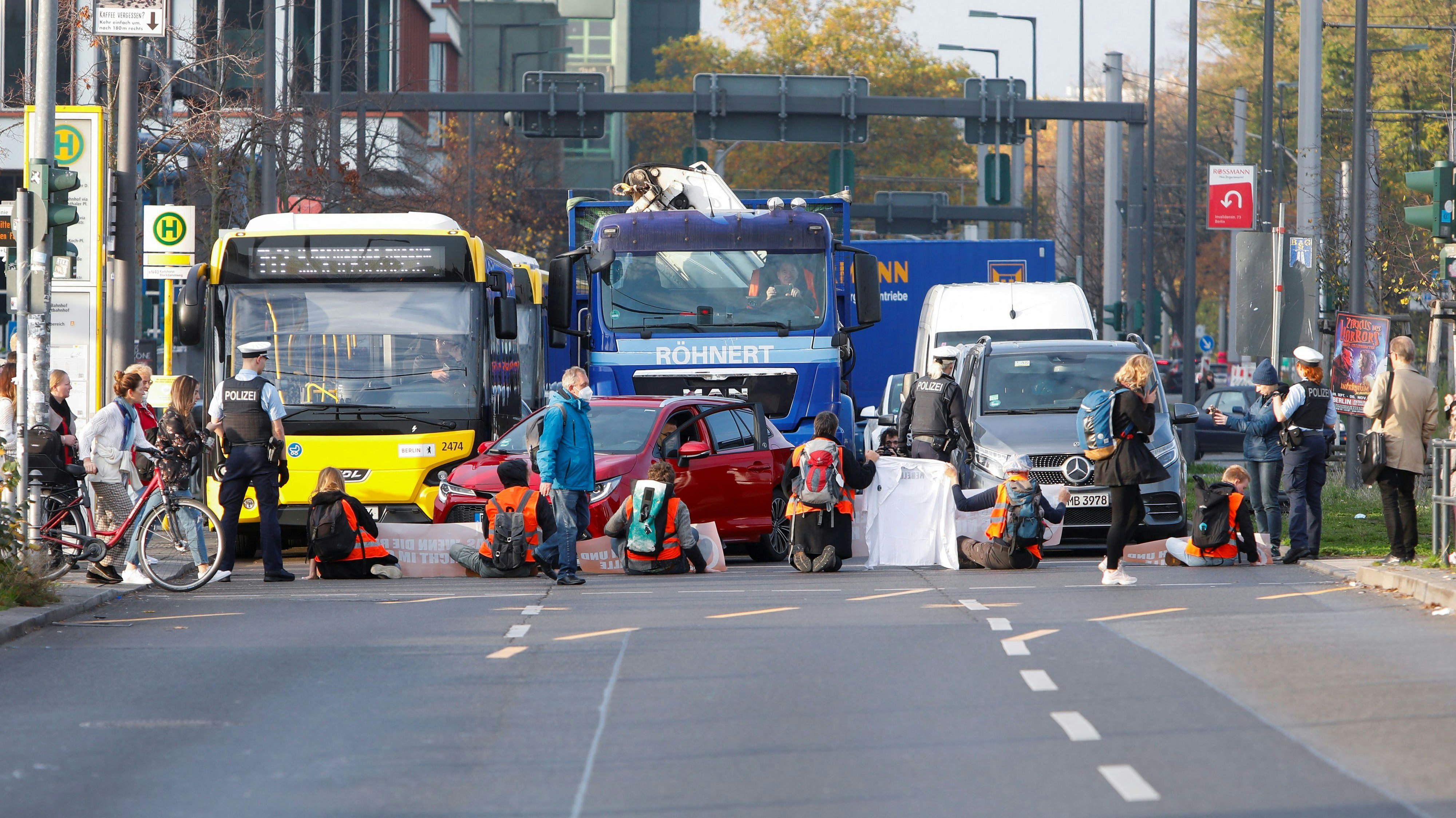 Klima-Aktivisten behinderten am Montag den Verkehr in Berlin.