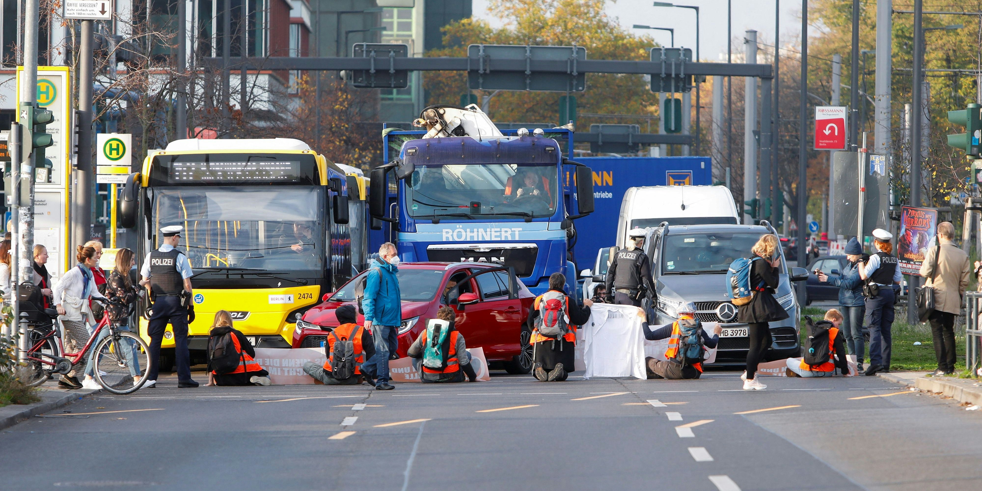 Klima-Aktivisten behinderten am Montag den Verkehr in Berlin.