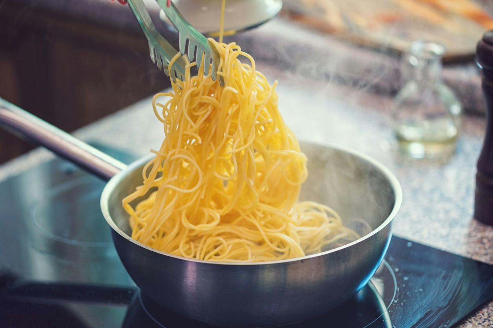 Währenddessen kannst du bereits deine Nudeln kochen. Die Rüben-Sauce wird mit klassischen Spaghetti, sowie auch anderen Pasta-Sorten hervorragend schmecken. 