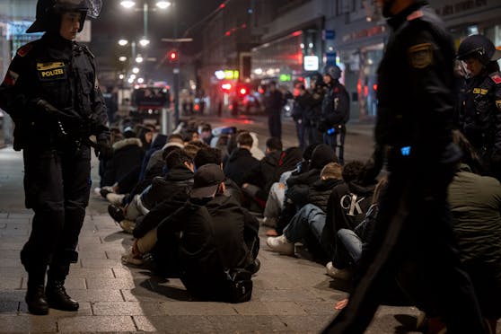 Ein Polizeieinsatz in der Linzer Innenstadt, nachdem Jugendliche in der Halloween-Nacht auf Dienstag, 1. November 2022, auch mit pyrotechnischen Gegenständen für Unruhe gesorgt hatten. 