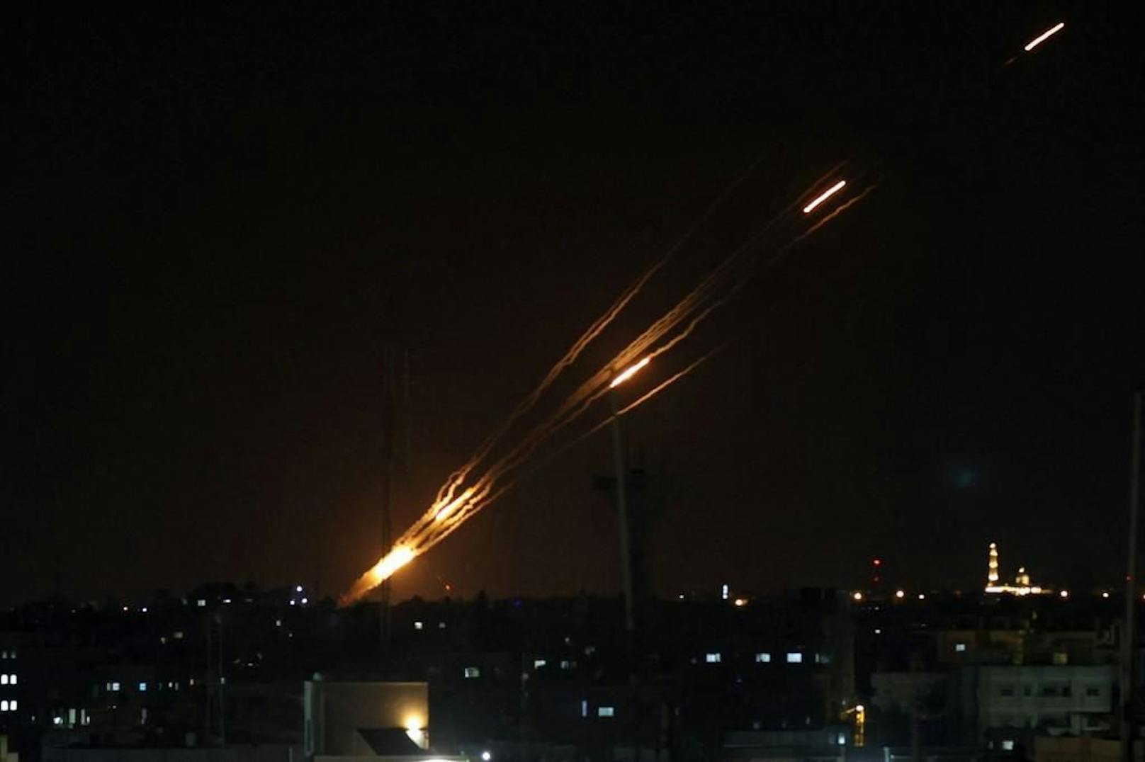 Das israelische Abwehrsystem Iron Dome ist aktiviert: Raketen aus dem Gazastreifen fliegen in Richtung Israel. (Archivbild)