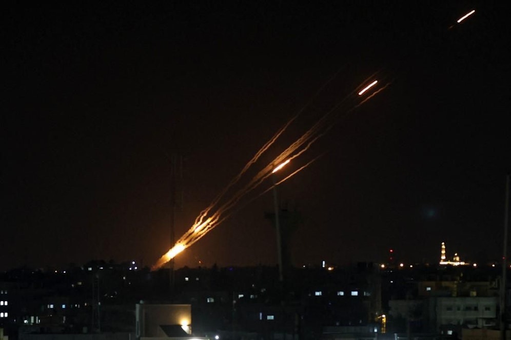 Das israelische Abwehrsystem Iron Dome ist aktiviert: Raketen aus dem Gazastreifen fliegen in Richtung Israel. (Archivbild)